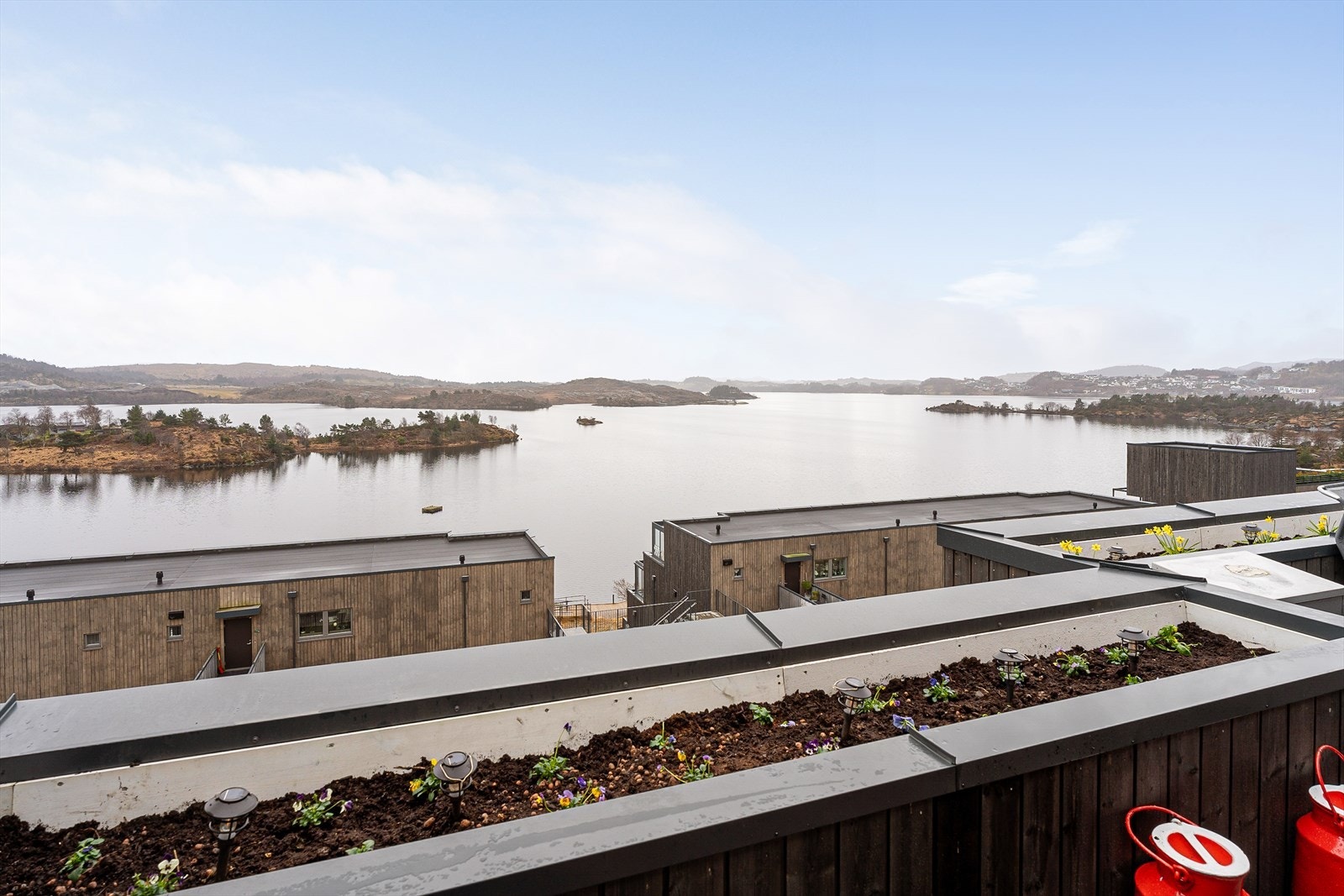 Senk skuldrene, ta med kaffekoppen ut og nyt den nydelige panoramautsikten mot Asdalsvatnet. Galleribilde