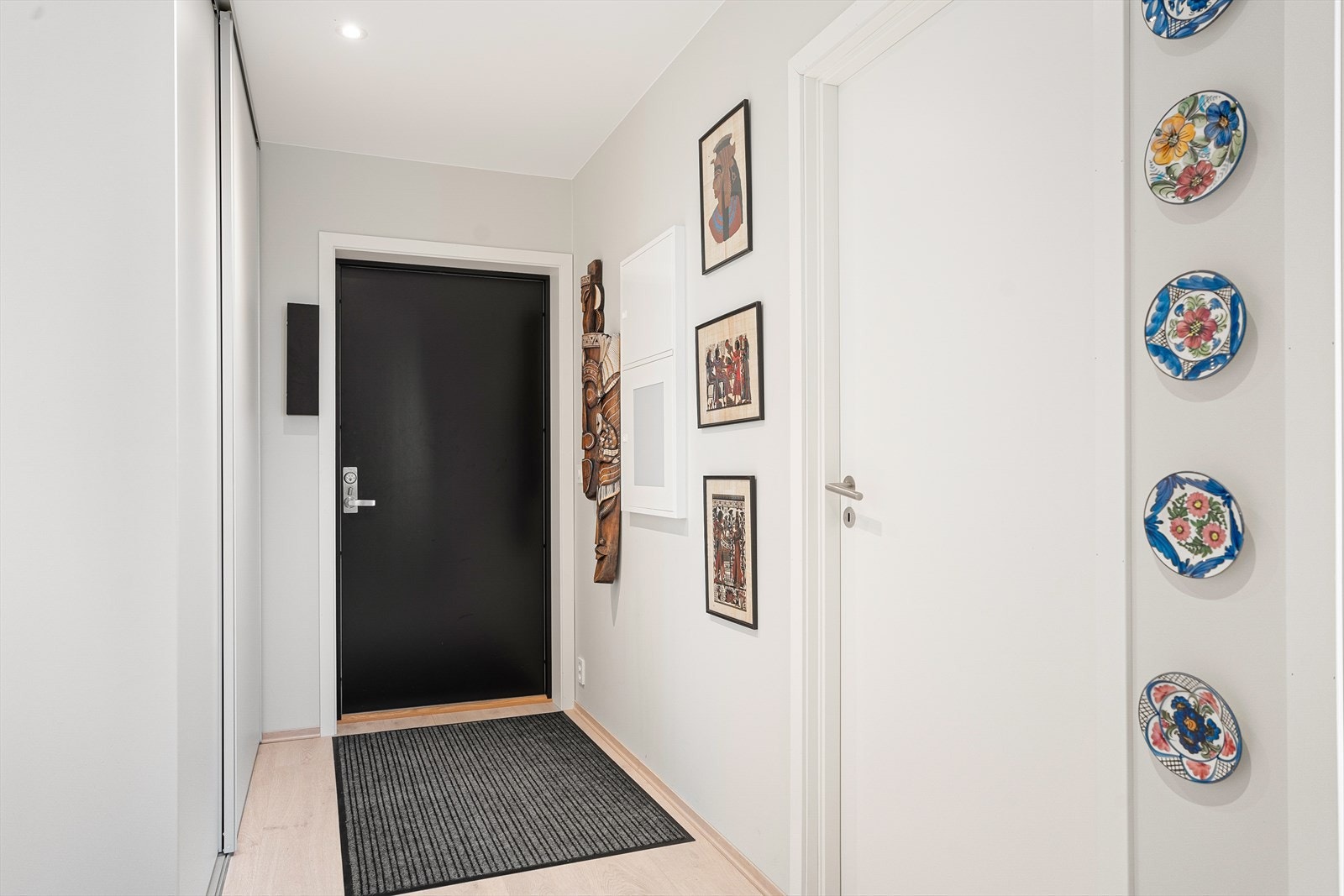Entréen gir et fint førsteinntrykk. Her er god plass til yttertøy og sko i stor skyvedørsgarderobe. Galleribilde