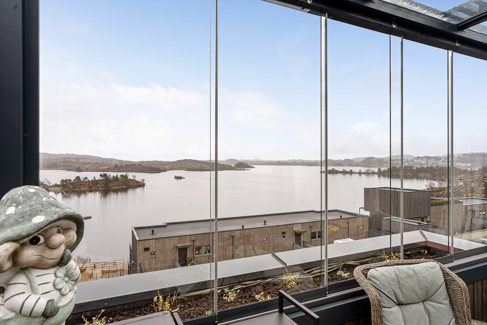 Store glassvinduer med skyvefunksjon lar dere enkelt regulere temperaturen. Galleribilde