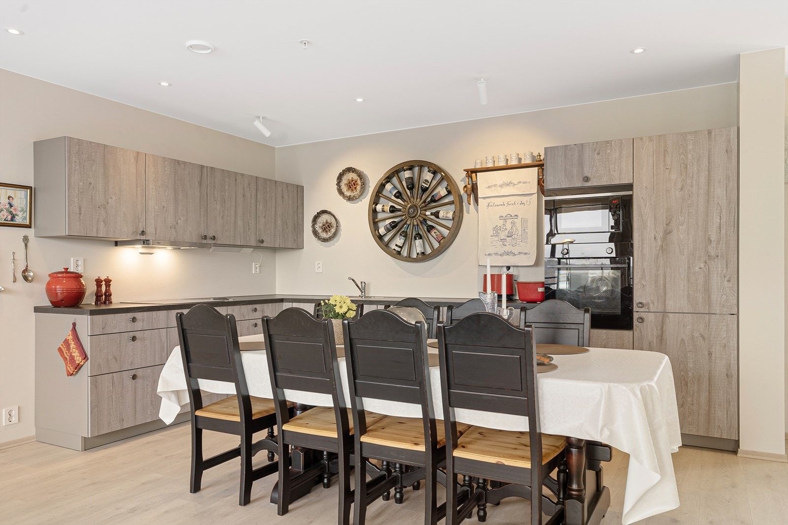 Rommet har mange innredningsmuligheter og god plass til sofa, spisegruppe og annet møblement. Galleribilde
