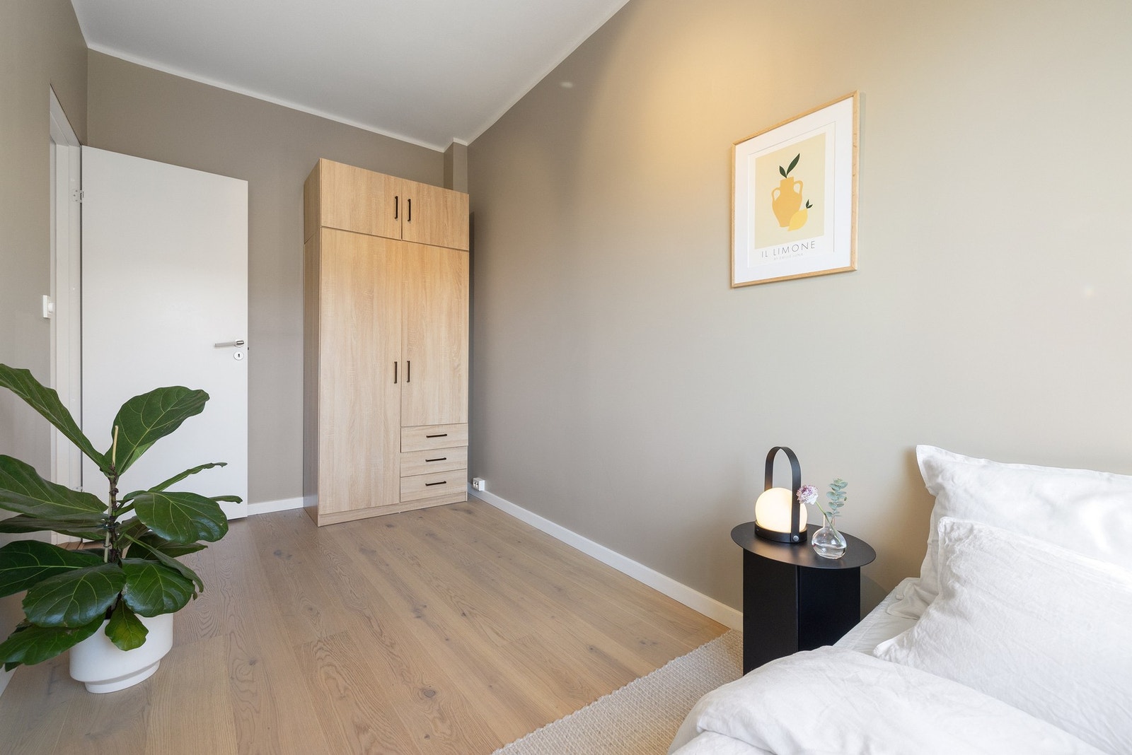 Soverom 3 har en god størrelse med plass til seng, nattbord, garderobe og en pult. Galleribilde