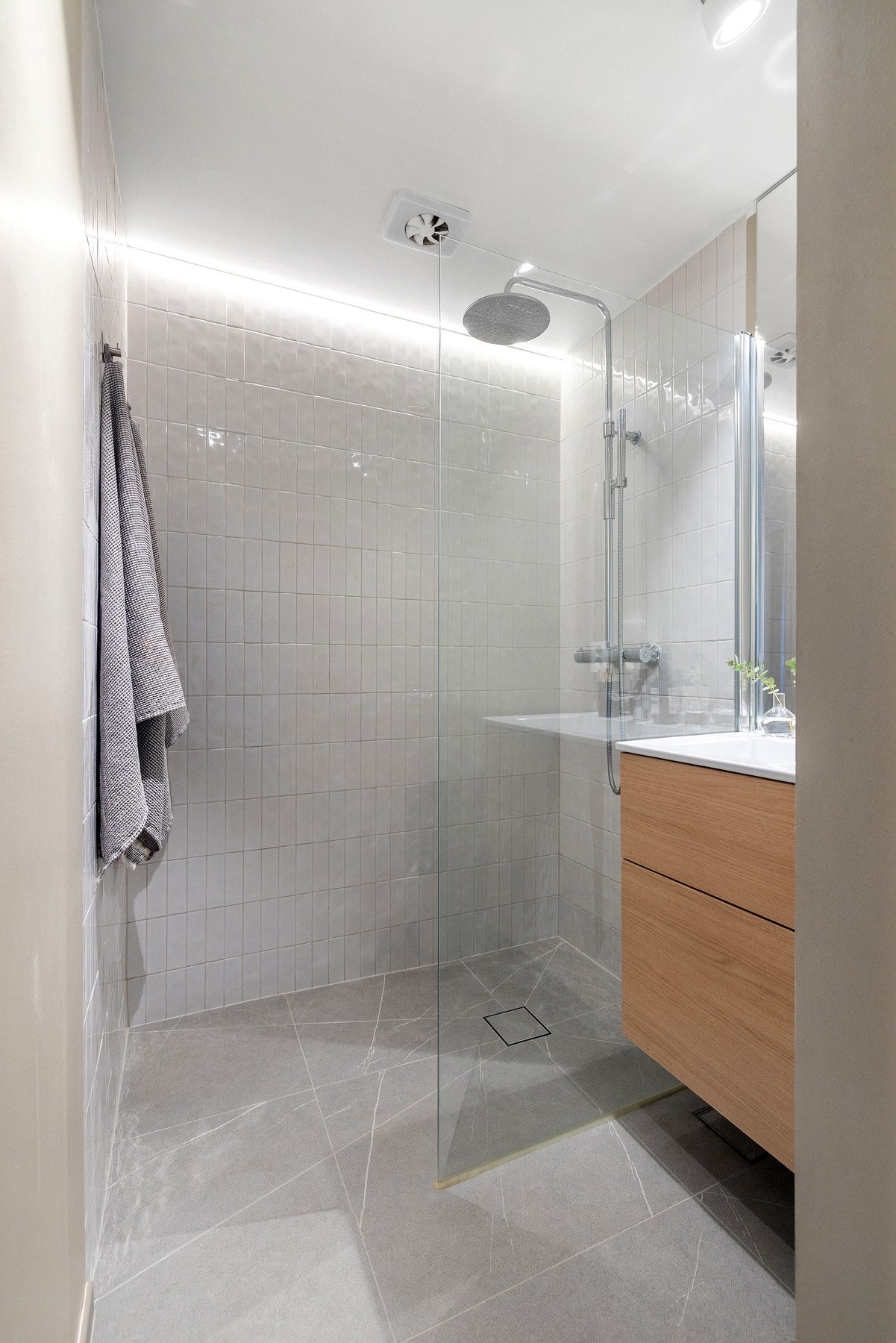 Badet ble stilfullt oppgradert i 2021 og fremstår som moderne og gjennomført med delikate materialvalg. Galleribilde