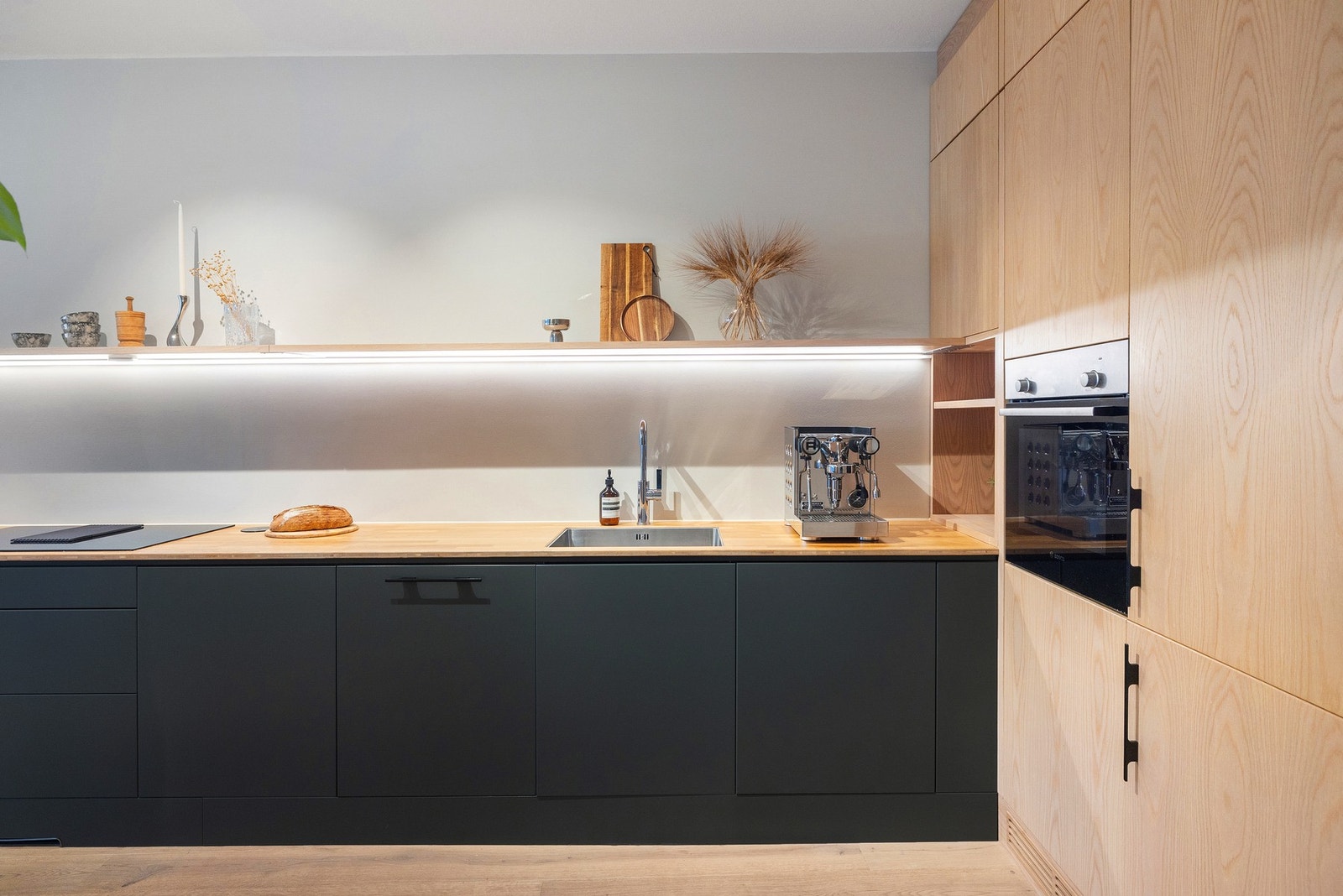 Her kombineres funksjonalitet og design på et elegant vis, med integrerte hvitevarer. Galleribilde