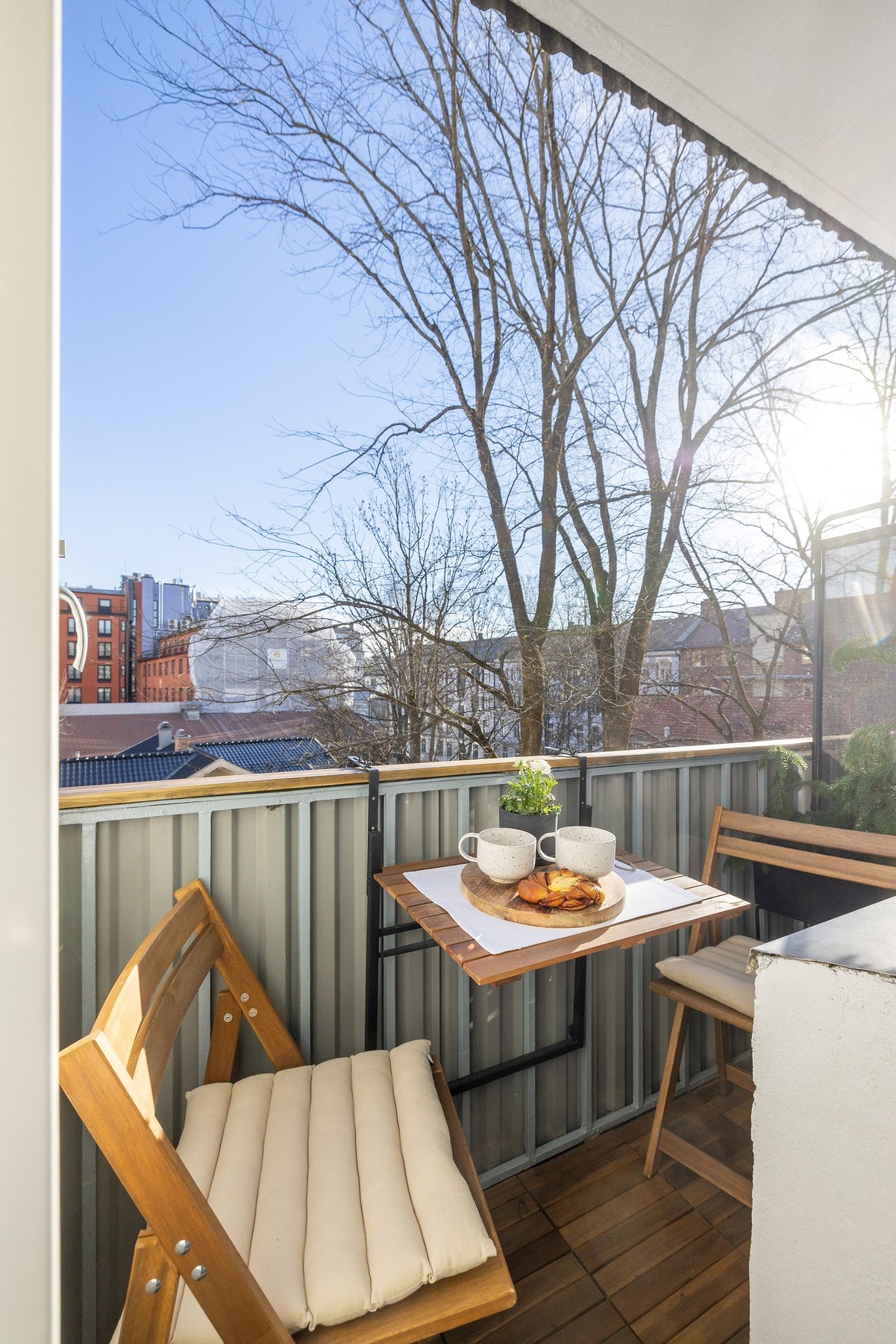 Balkongen byr på morgensol - et ideelt sted å starte dagen med en kopp kaffe i fredelige omgivelser med fuglekvitter. Galleribilde
