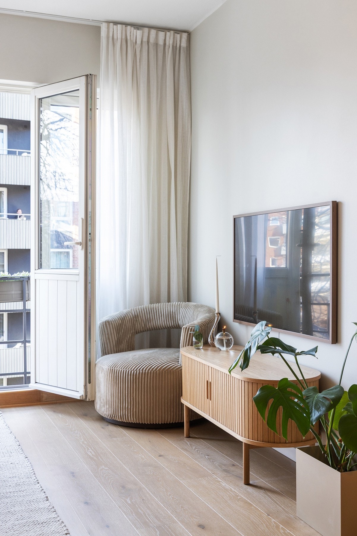 Gulvet er belagt med elegant 1-stavs parkett i off-white eik med en bredde på 180mm, som går sømløst gjennom alle rom og understreker boligens helhetlige og gjennomførte uttrykk. Galleribilde