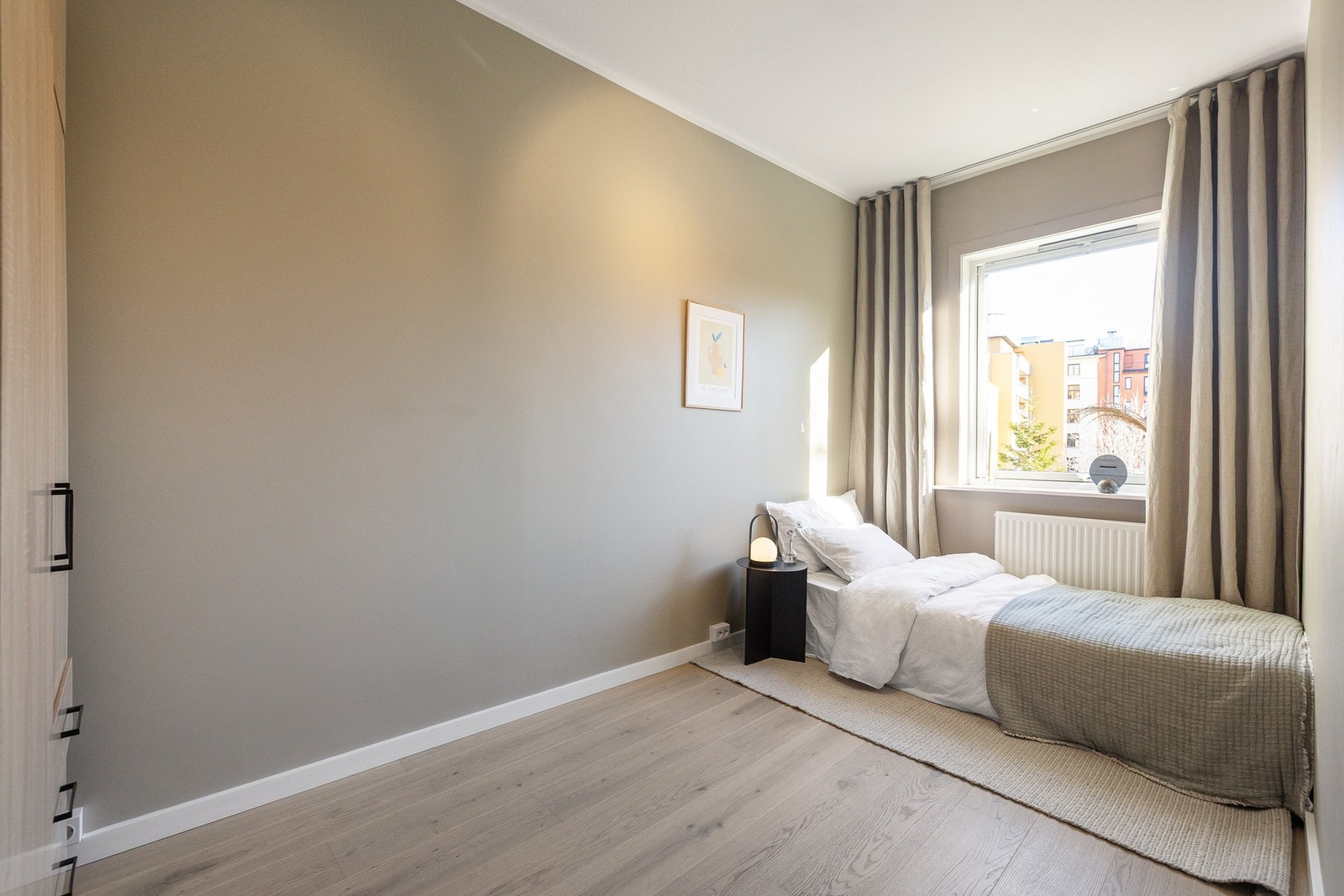 Soverom 3 er velegnet som både barnerom eller gjesterom. Et stort vindu vendt mot bakgården gir behagelige lysforhold og en fredelig atmosfære. Galleribilde