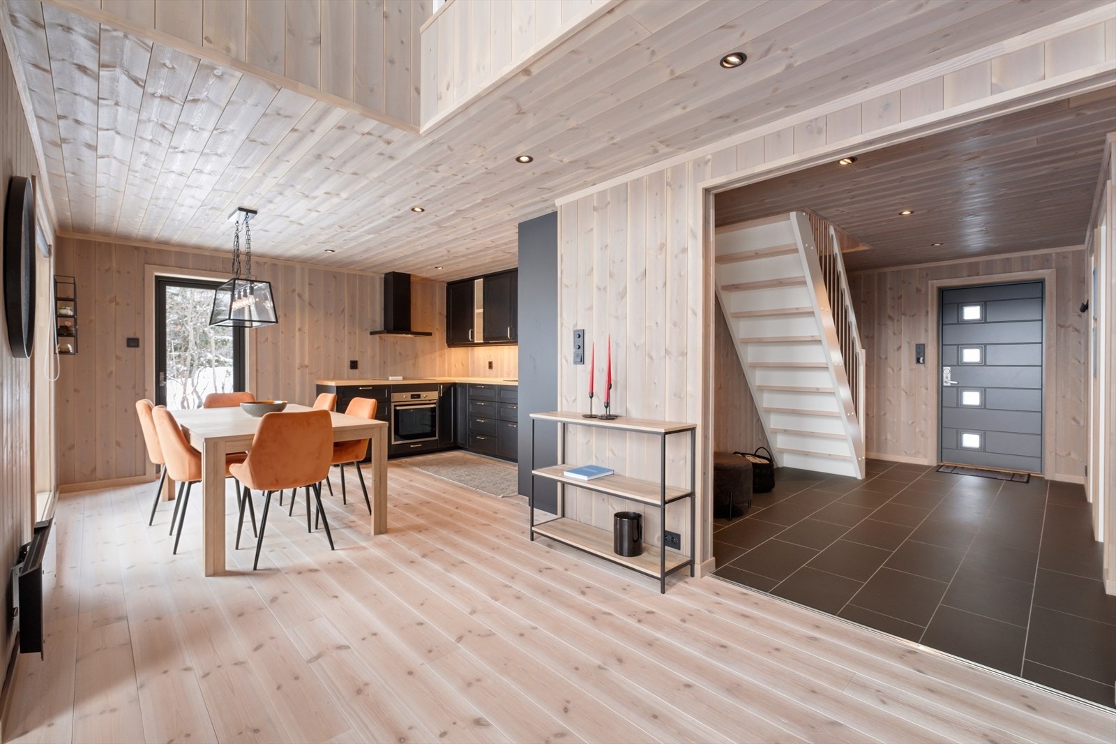 Downlights i himling | Flislagt entrè Galleribilde