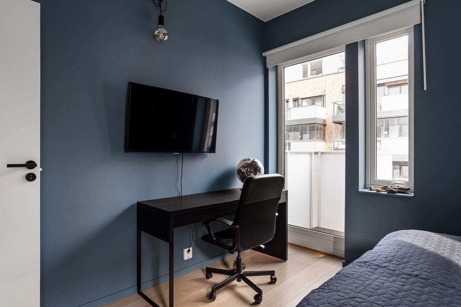 Fra soverommet er det utgang til en hyggelig luftebalkong på ca. 1 m². Galleribilde