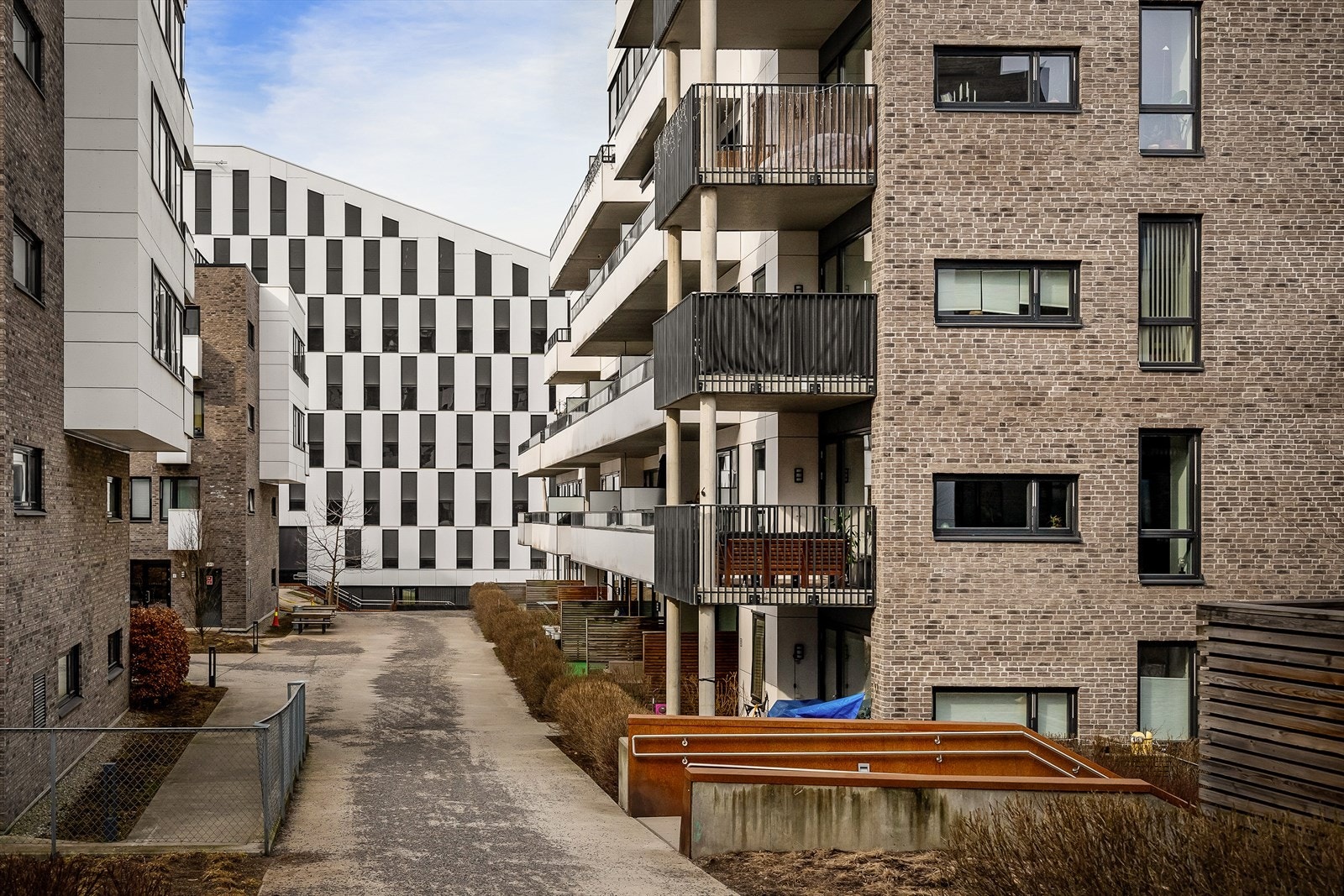 Gangavstand til marka og flere hyggelige parker, samt butikker. Galleribilde