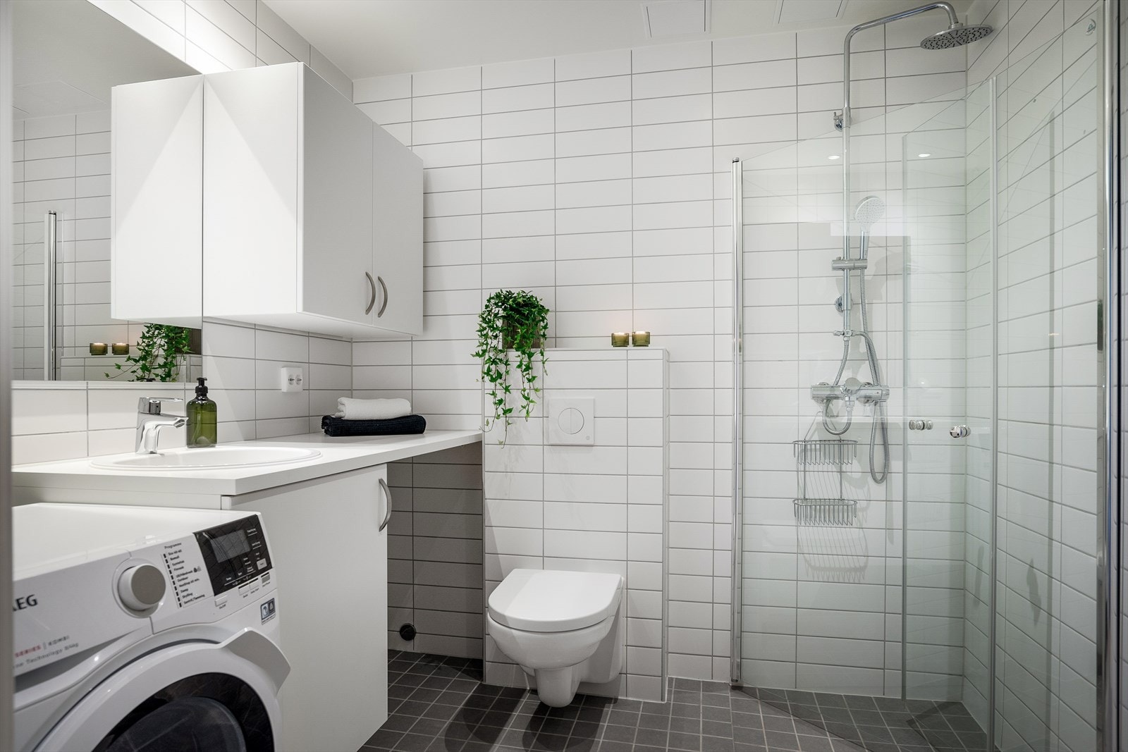 Lyst bad med flislagte overflater og varmekabler i gulv. Galleribilde