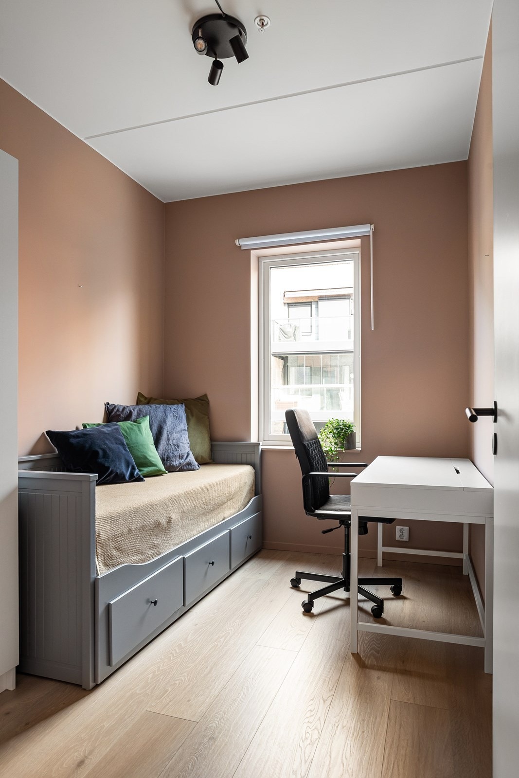 Her er det ellers god plass til seng, nattbord, kommode e.l. Galleribilde