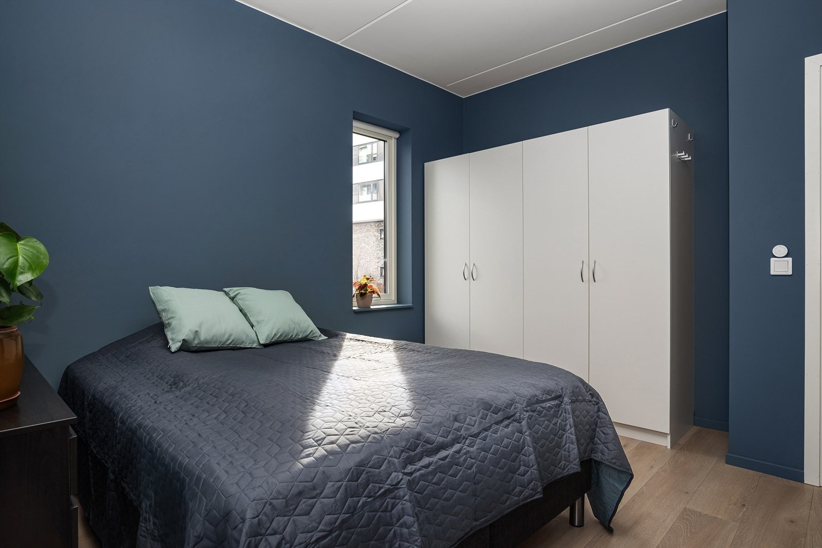 Rommet er innredet med et stort garderobeskap. Galleribilde