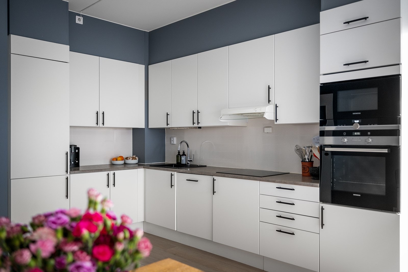 Kjøkkenet er innredet og designet med tanke på funksjonalitet og har godt med benk- og skapplass. Galleribilde