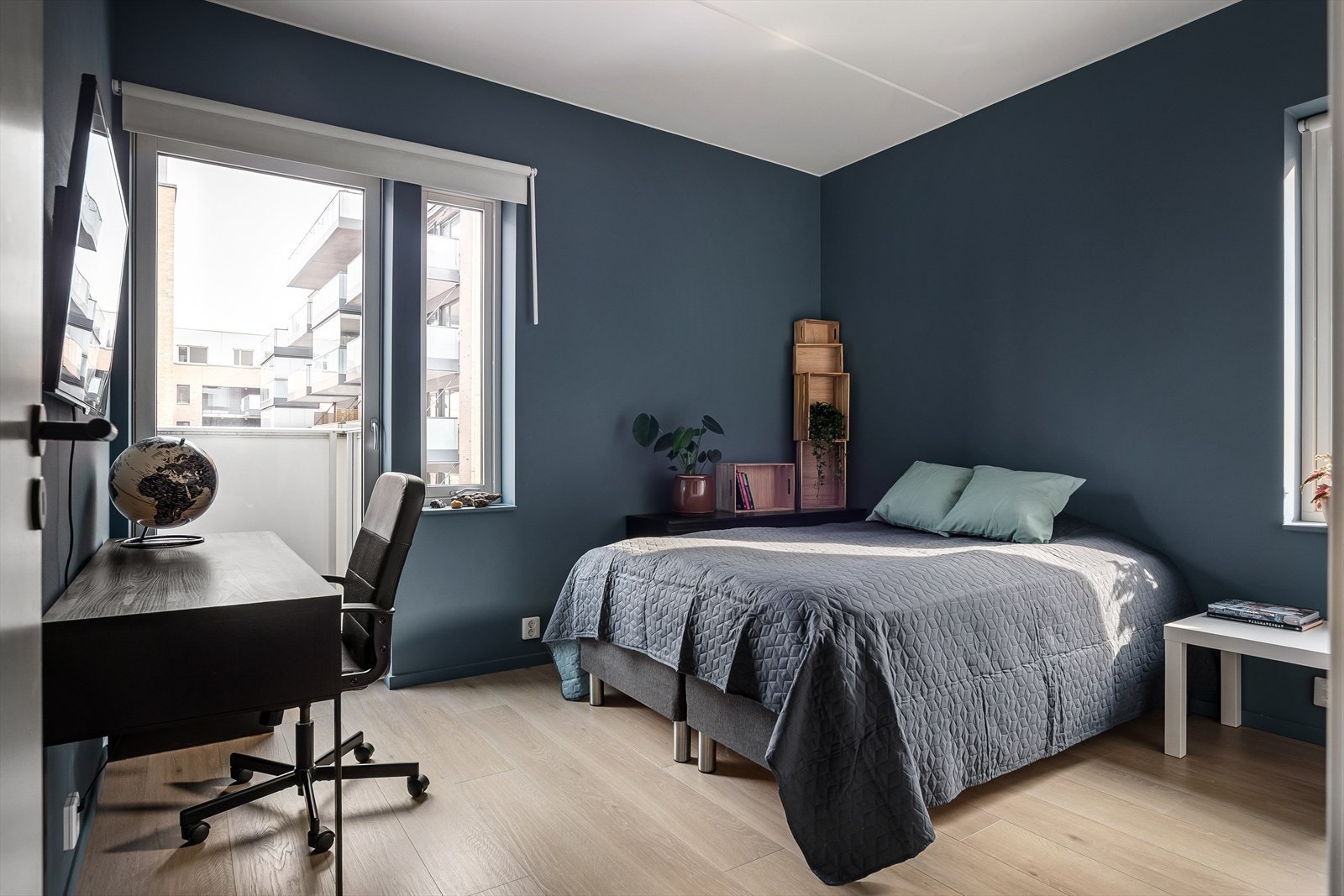 Hovedsoverommet er av god størrelse, med god plass til dobbeltseng, nattbord e.l. Galleribilde