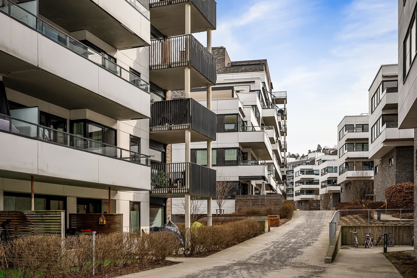 Fra leiligheten er det umiddelbar nærhet til buss. Retning sentrum og opp mot Ekeberg Galleribilde