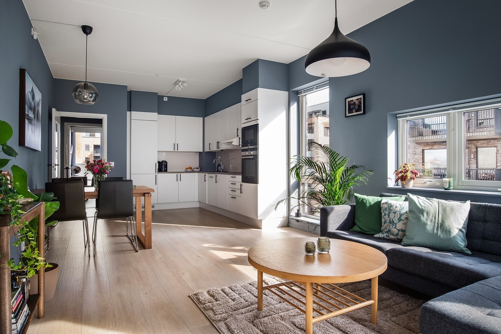 Leiligheten har rause vindusflater som slipper inn rikelig med naturlig sollys og skaper en hyggelig atmosfære. Galleribilde