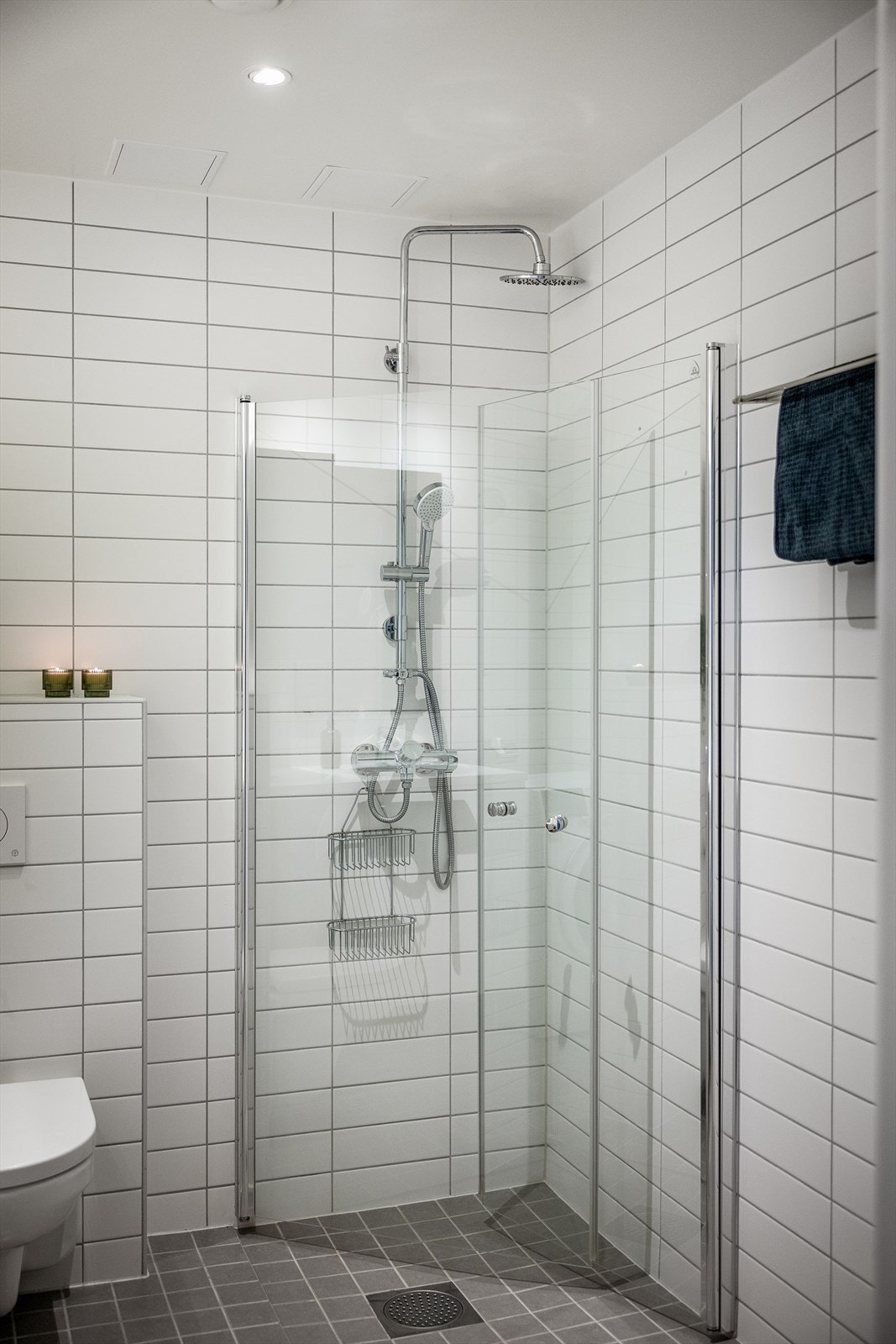 Det er balansert ventilasjon med avtrekk fra ventil i tak, og tilluft via spalte under dørblad. Galleribilde