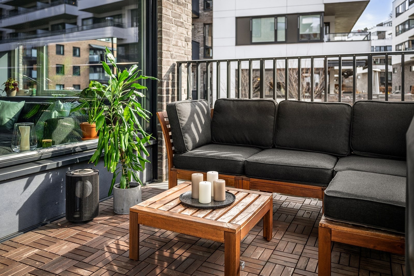 Balkongen skaper en fin forlengelse av stuen på sommerstid. Galleribilde