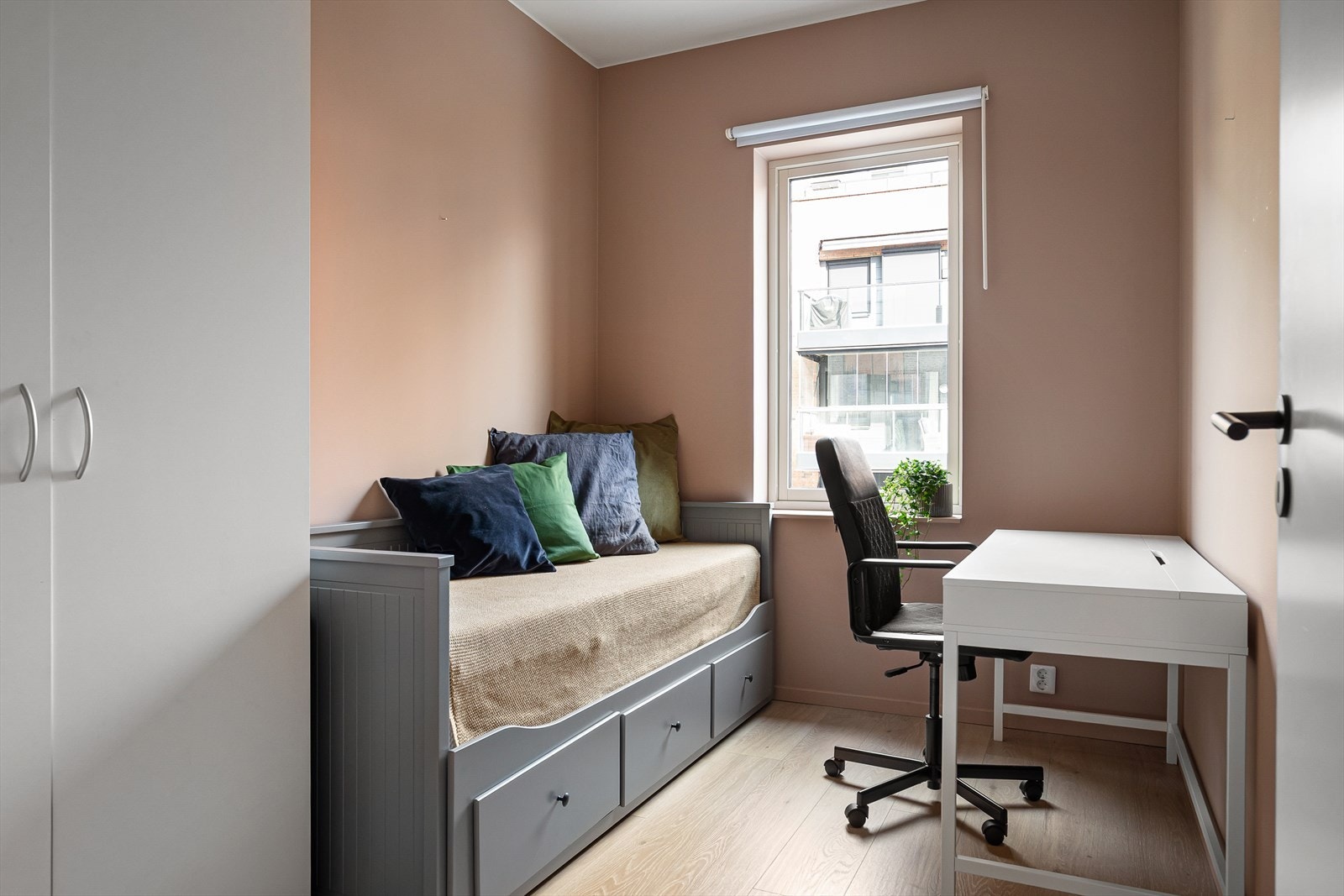 Leilighetens tredje soverom er innredet med et garderobeskap. Galleribilde