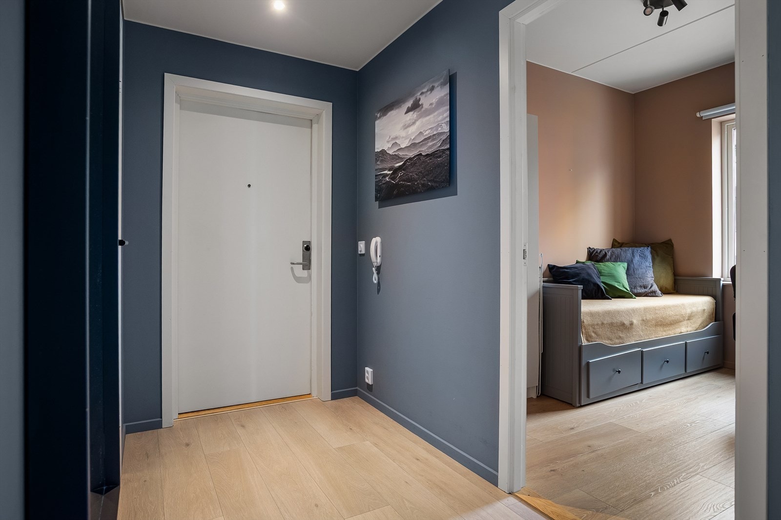 Lys og romslig entré/gang, som gir et godt førsteinntrykk av leiligheten. Galleribilde