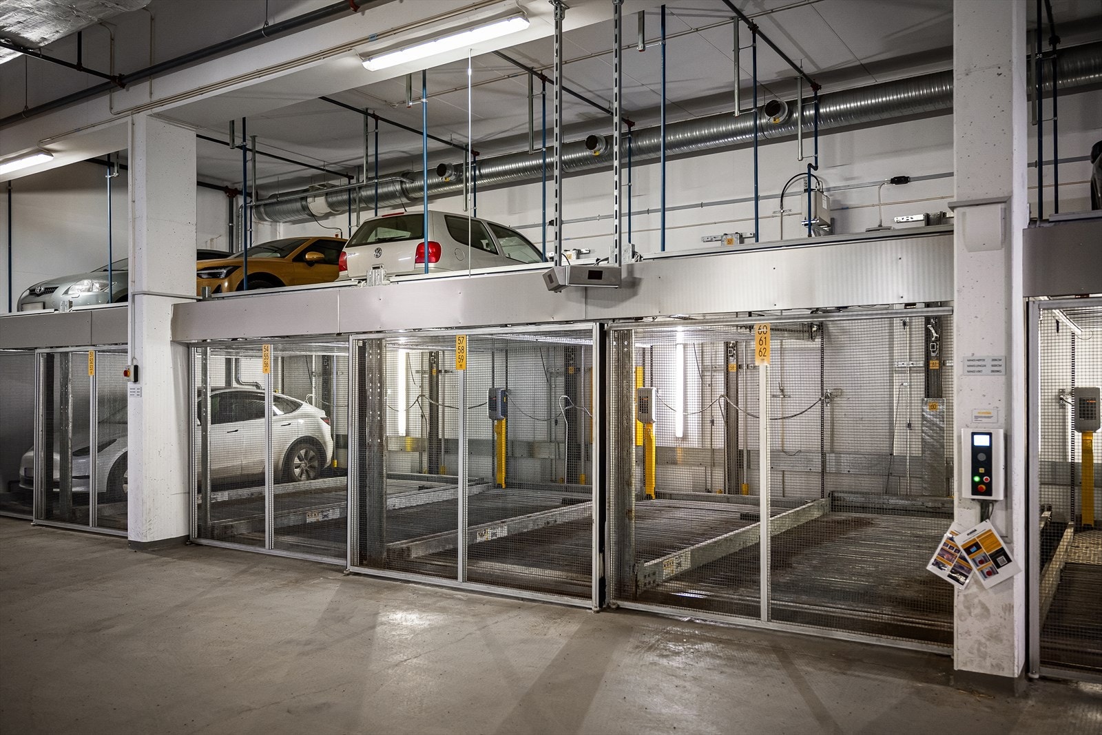 Leiligheten har bruksrett til garasjeplass i et parkeringssystem med bilheis. Galleribilde