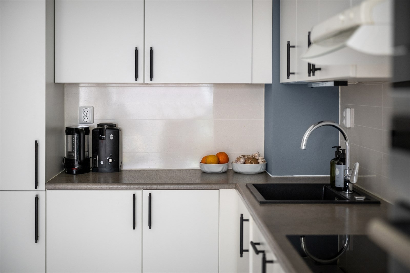 Kjøkkenet er innredet med integrerte hvitevarer som komfyr fra Siemens, induksjonstopp fra Siemens, oppvaskmaskin fra Smeg og kombiskap fra AEG. Galleribilde