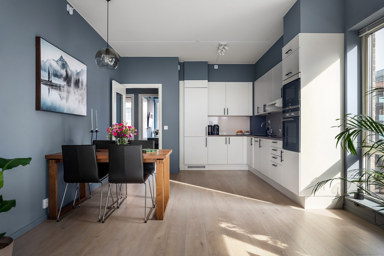 Stuen/spisestuen er i åpen løsning mot kjøkkenet, som sikrer god utnyttelse av arealet i leiligheten og skaper et hyggelig og sosialt oppholdsrom. Galleribilde