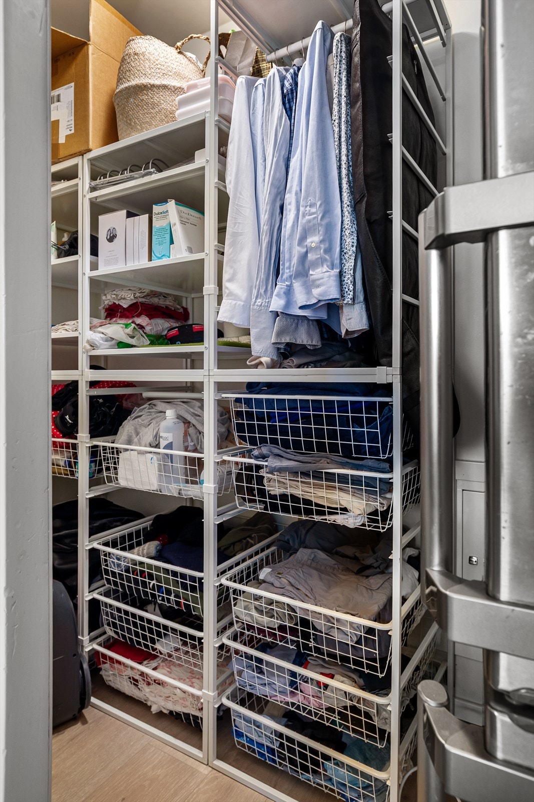 Praktisk walk-in-closet med inngang fra soverom. Galleribilde