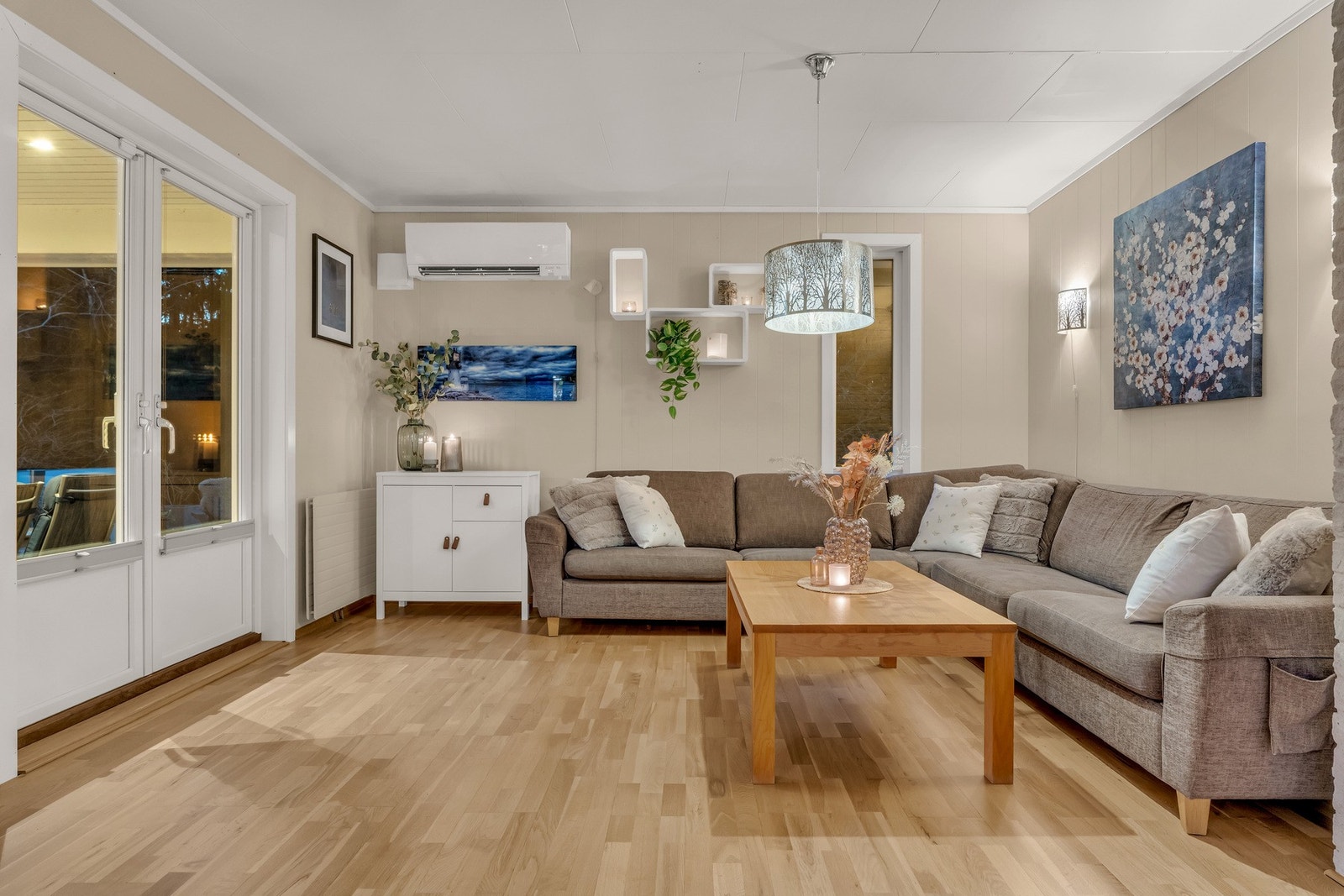 Den store uteplassen har utgang fra boligens stue, via dobbel verandadør. Stuen har installert varmepumpe. Galleribilde