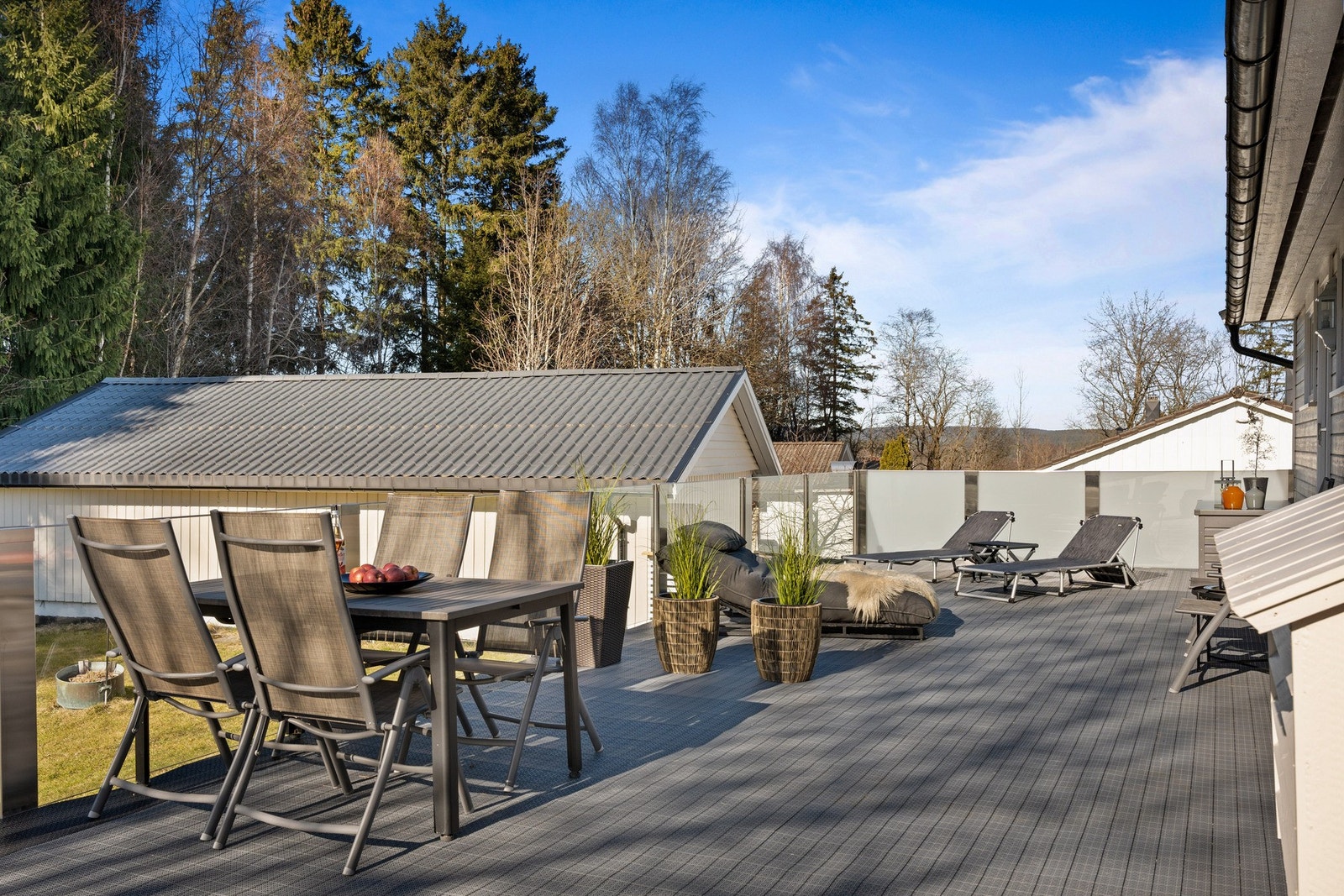 Stor, vestvendt uteplass. Galleribilde
