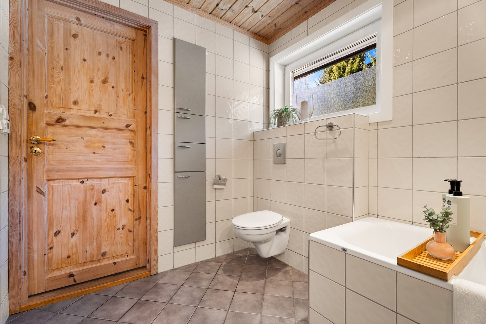Badet har varmekabler i gulv. Rommet ble oppgradert i regi av en tidligere eier, i 2004. Galleribilde