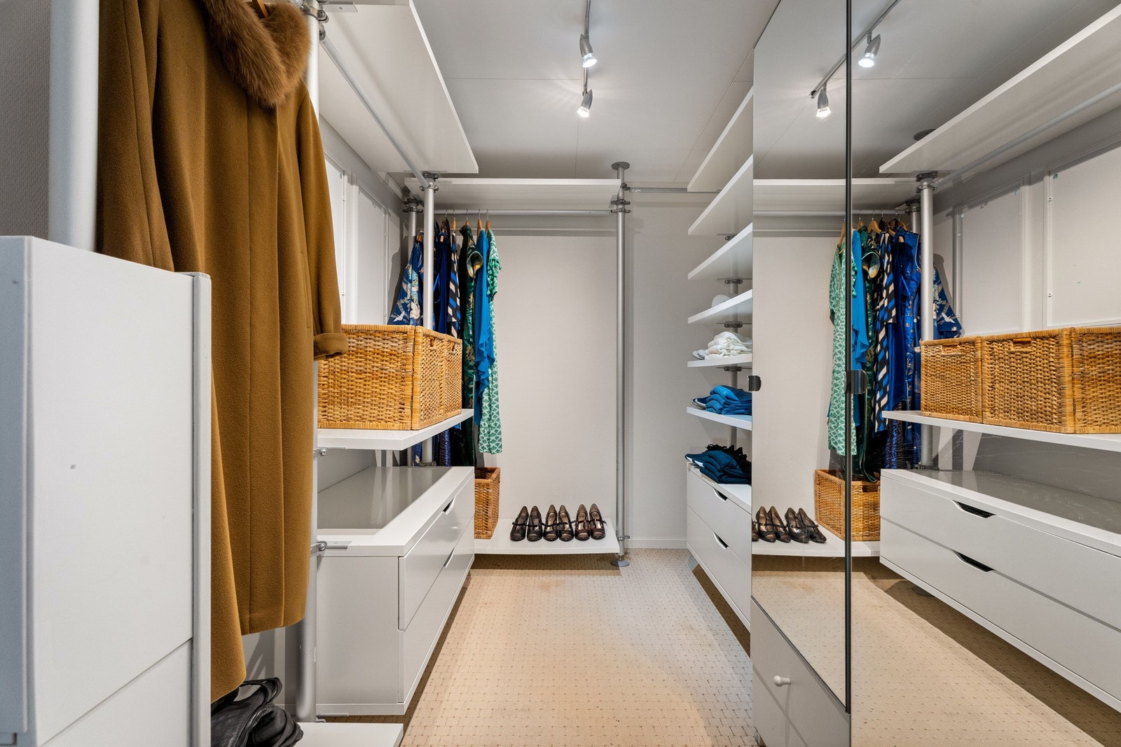 Innenfor det innredede rommet ligger dette romslige garderoberommet på 7,6 kvadrat. Galleribilde