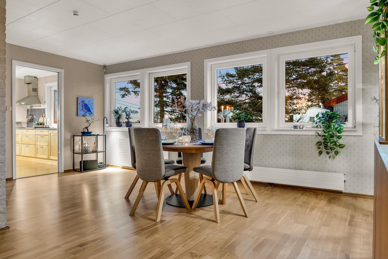 Fin stue med parkettgulv. Stuen ligger i vinkel, og er målt til ca. 34 kvadrat. Galleribilde