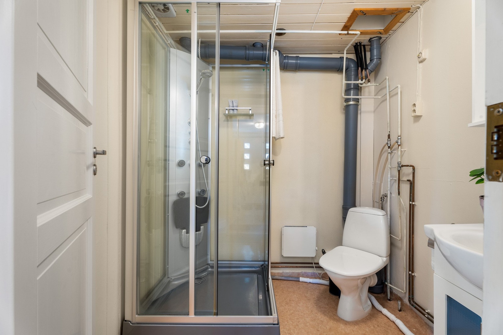 I underetasjen er det også et enkelt bad med kabinett. Galleribilde