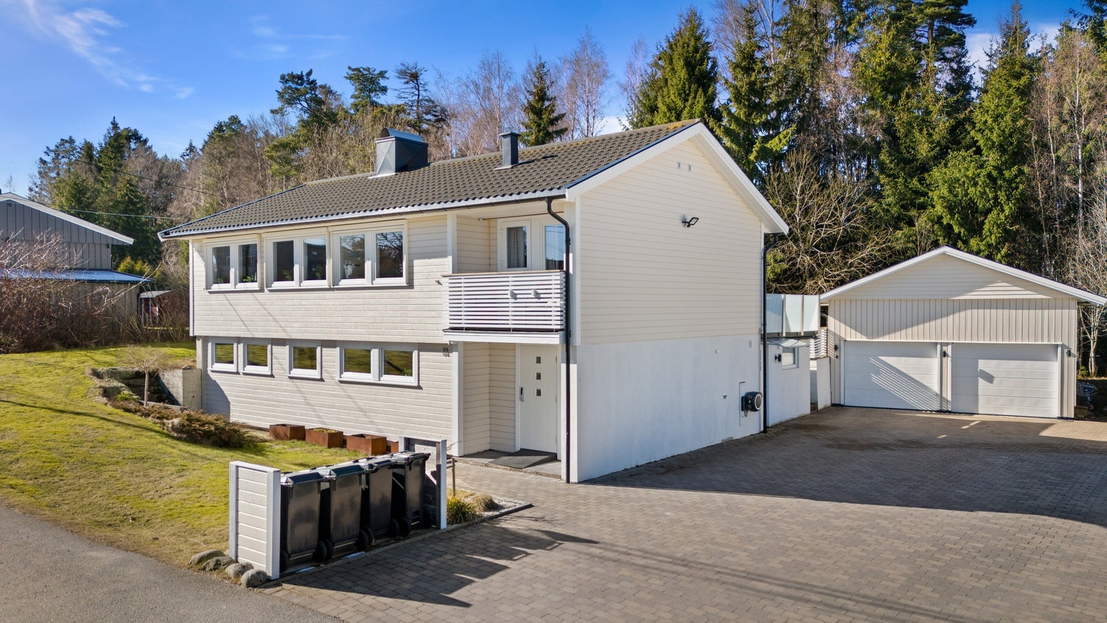Huset fremstår som godt vedlikeholdt, og fikk ny kledning og etterisolering i 2019. Stor, steinlagt gårdsplass. Galleribilde