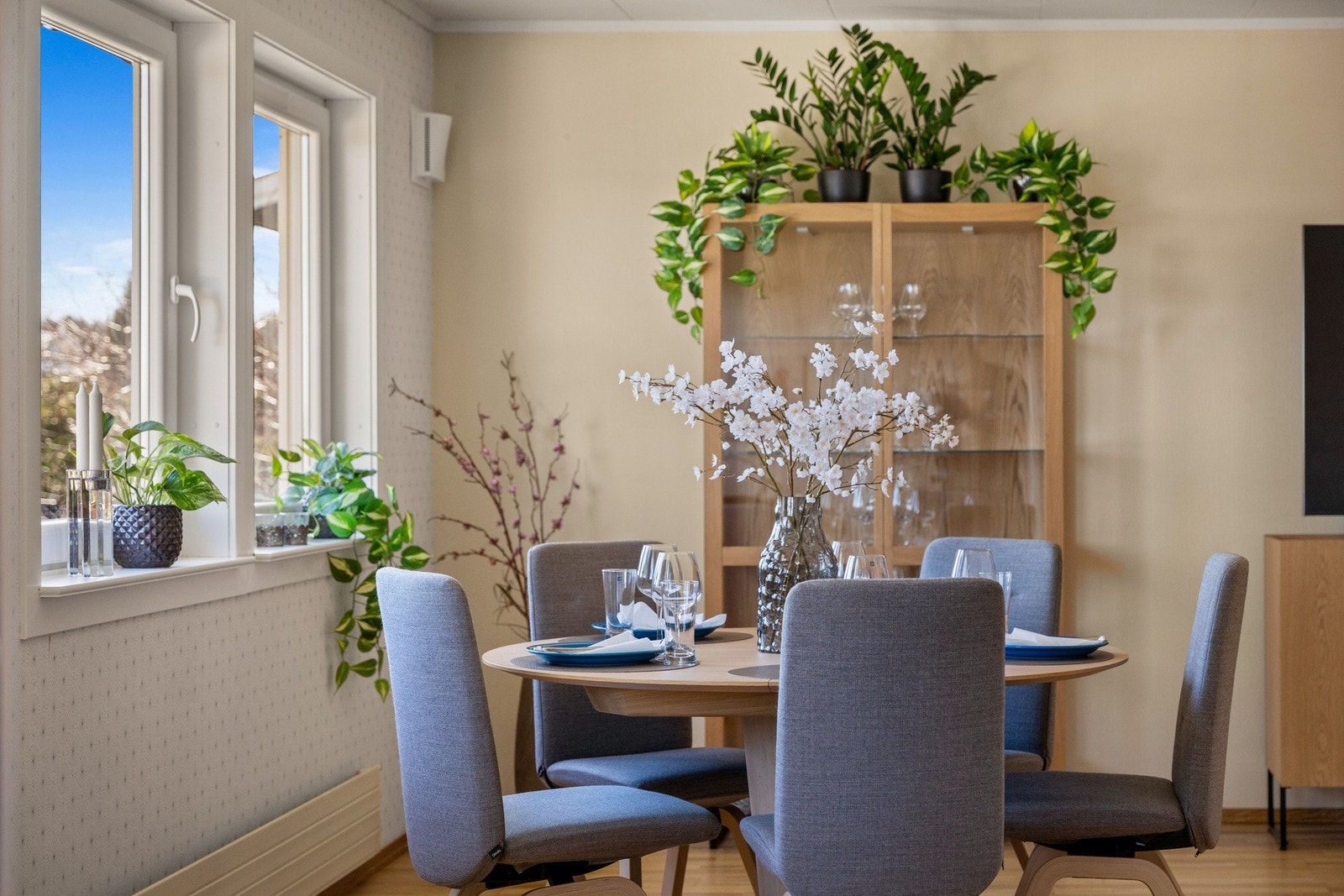 Lys og hyggelig stue, med rikelig med vindusflater i begge ender av rommet. Huset har vannbåren varme i radiatorer. Galleribilde