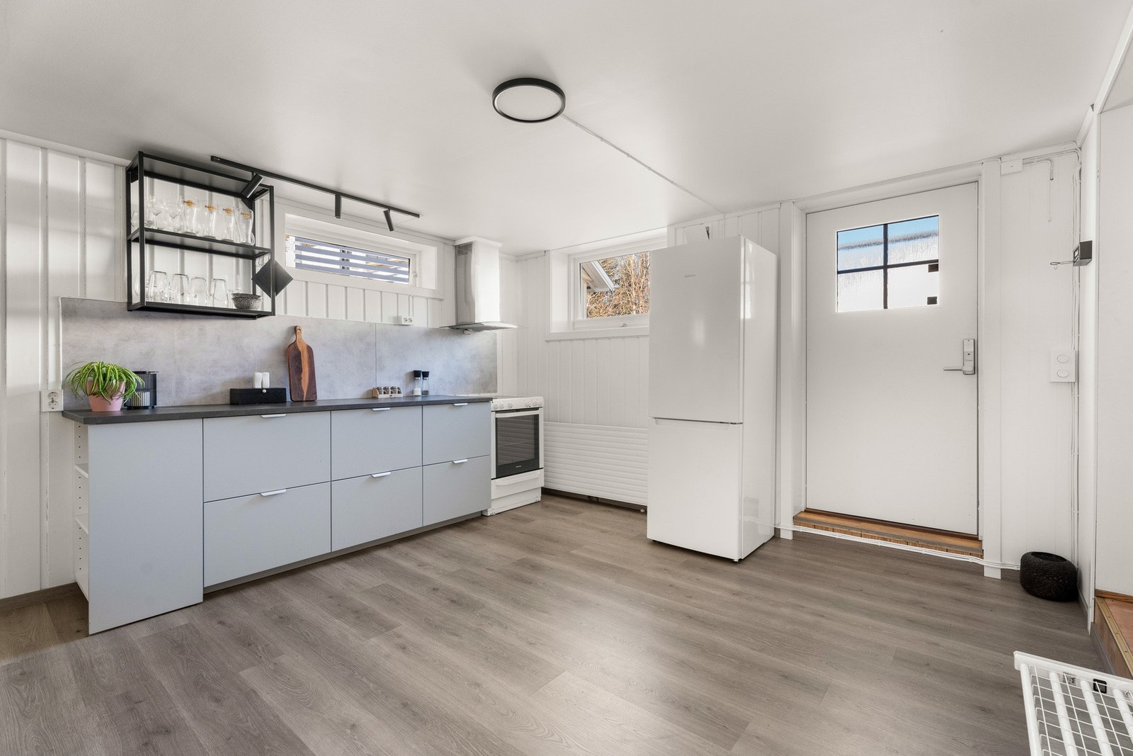 Utleiedelen er leid ut for kr 10.500,- pr. mnd. Det er intern passasje, slik at hele huset kan tas i bruk enkelt, om ønskelig. Galleribilde