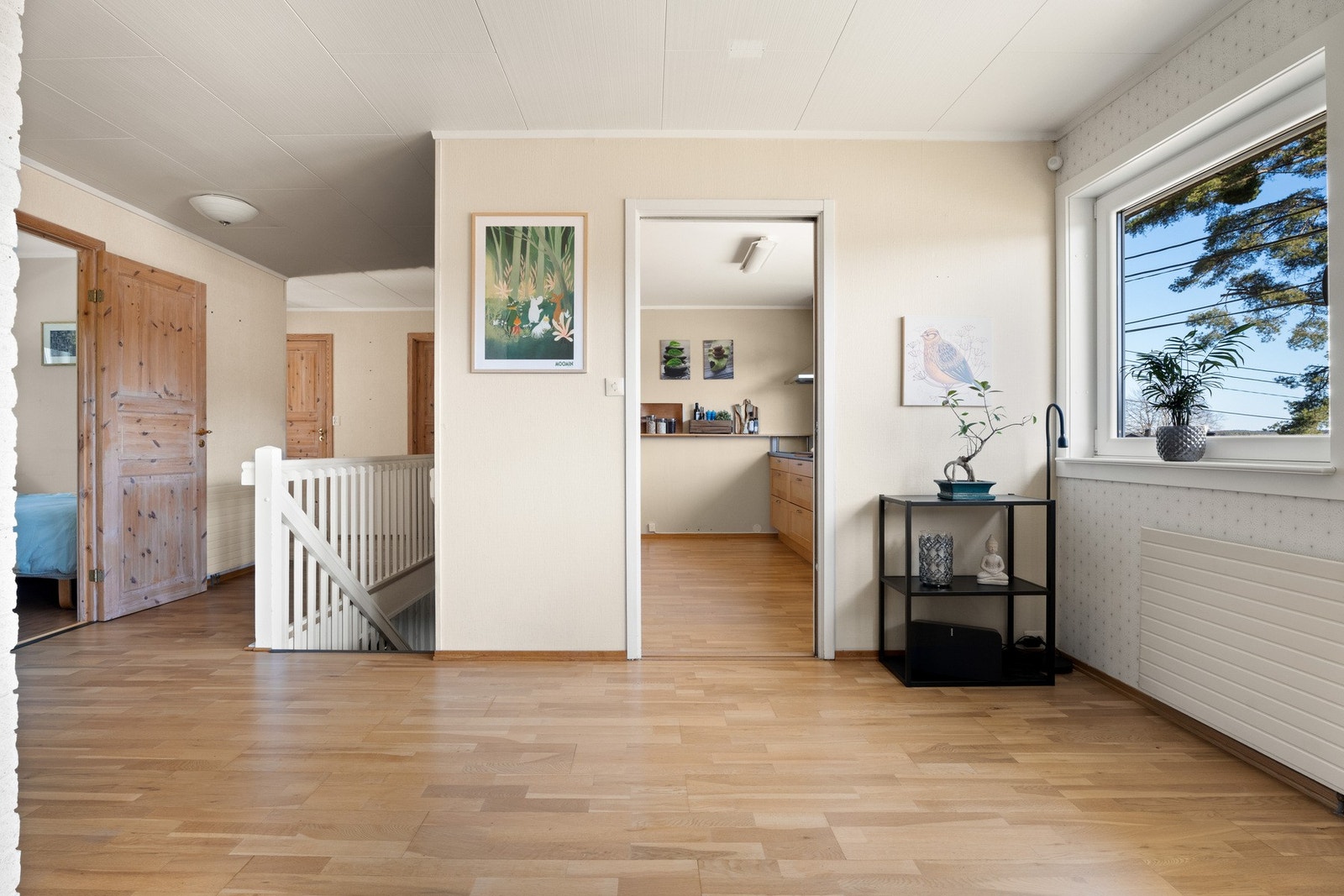 Inne i 1. etasje er det stue, kjøkken, 2 soverom og bad. Det er utgang til uteplassen både fra stuen, og fra gangen ved badet. Galleribilde