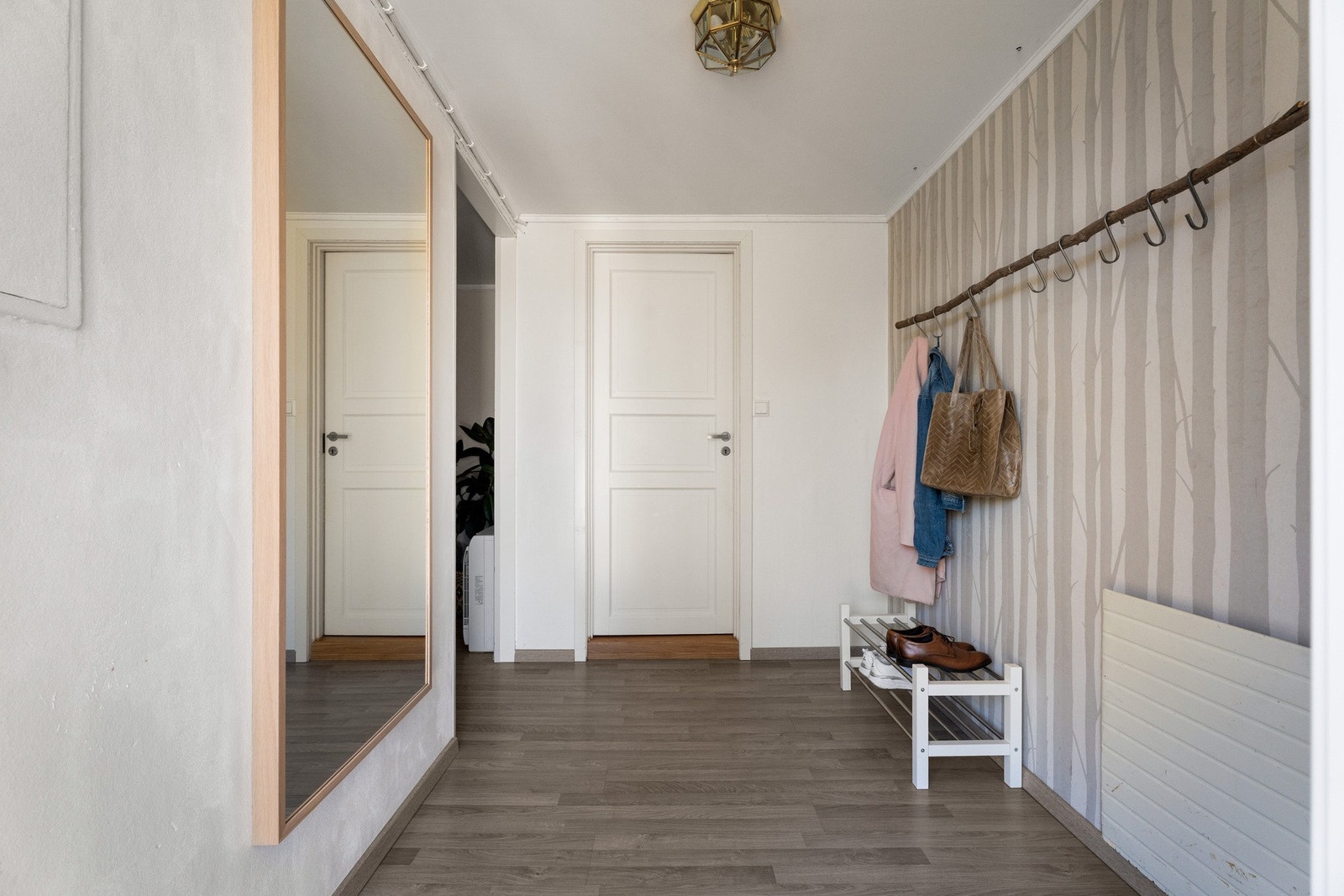 Gjestebadet har inngang fra gangen. En romslig entré med god plass til garderobeløsning. Galleribilde