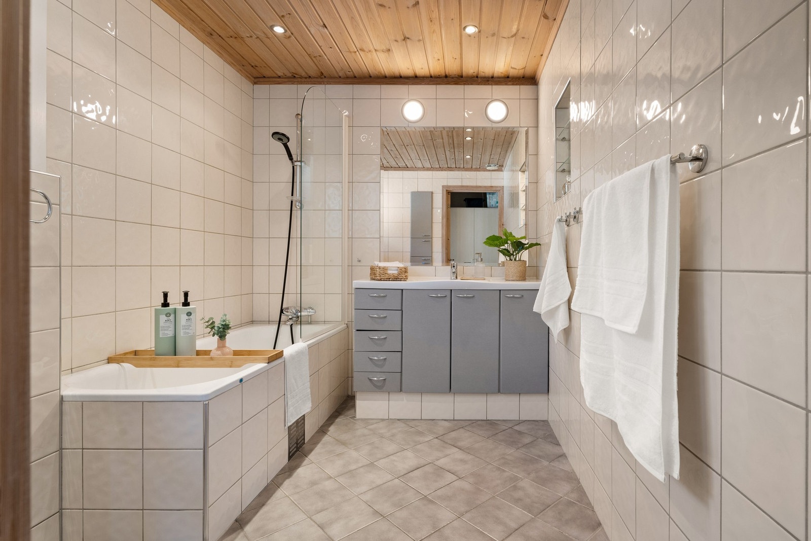 Badet i 1. etasje er av fin størrelse, og er innredet med badekar. Galleribilde