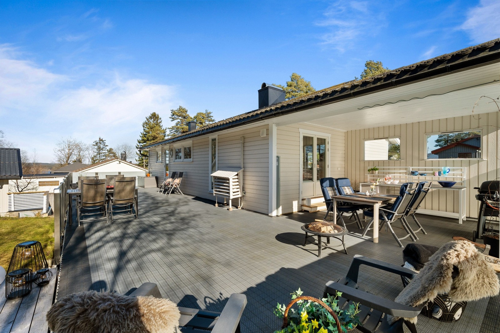 Den store verandaen på 88 kvadrat er oppgradert med glassrekkverk. Den takoverbygde delen på uteplassen er ikke tegnet inn i kommunens godkjente tegninger. Galleribilde