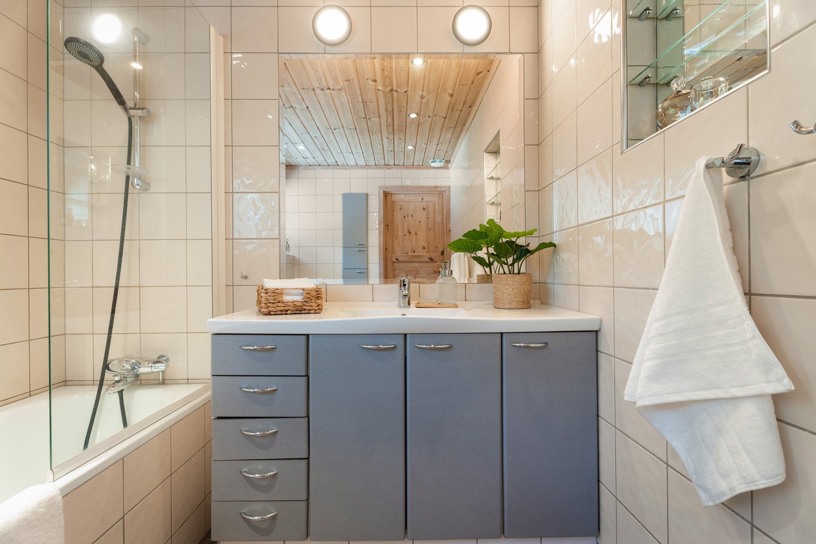 Badet har rikelig med oppbevaringsplass både i innredningen under servanten, og i innebygget skap i vegg. Galleribilde