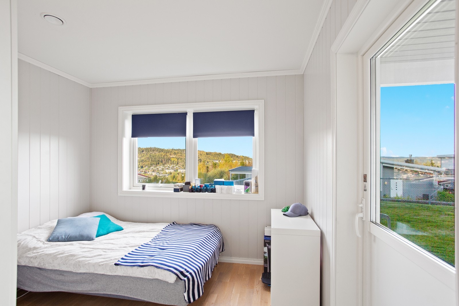 Hovedsoverom med plass til dobbeltseng, nattbord, garderobeløsninger, etc Galleribilde