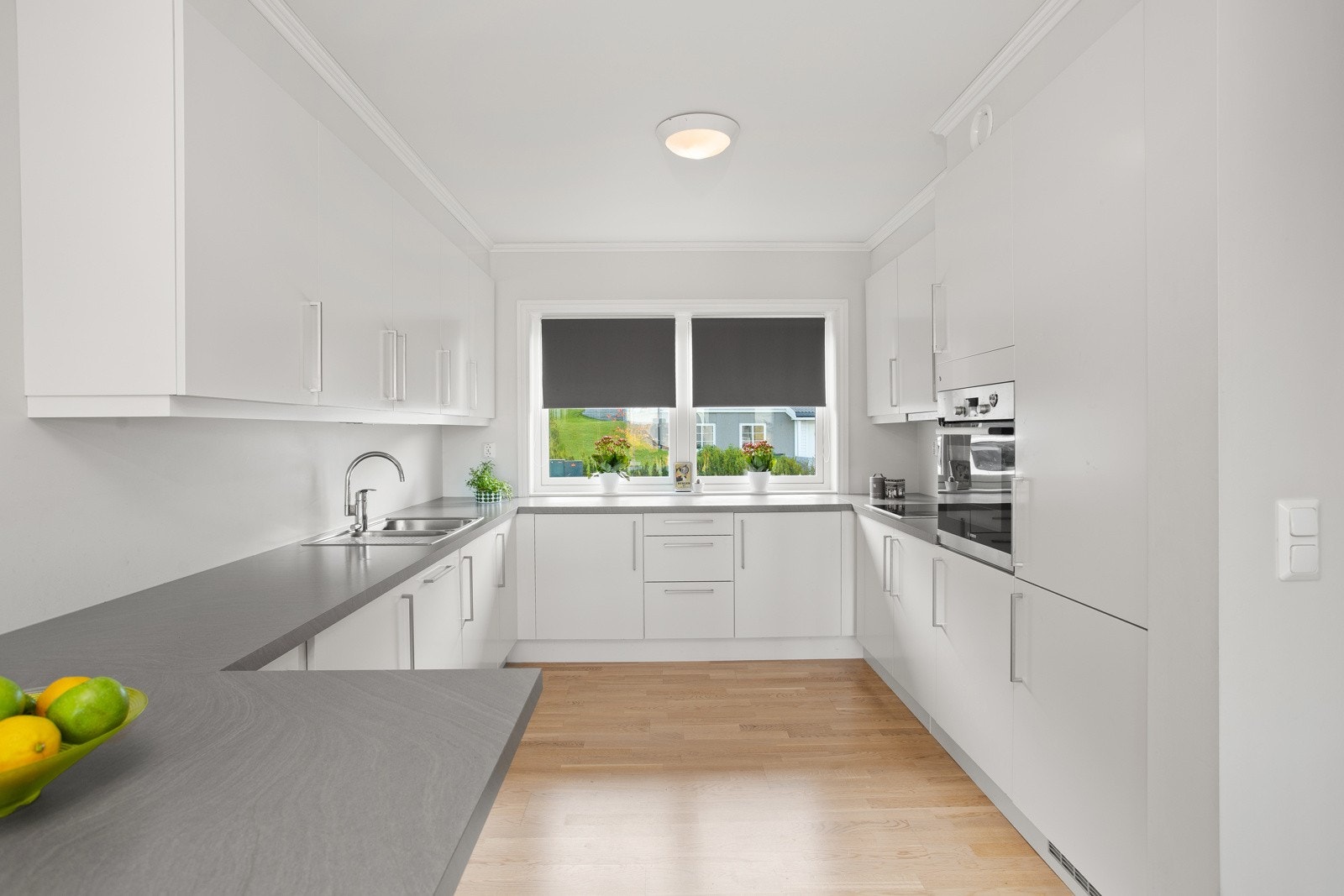 Kjøkkenet byr på god skap- og benkeplass. Integrert stekeovn, platetopp, oppvaskmaskin og kjøleskap med fryser Galleribilde