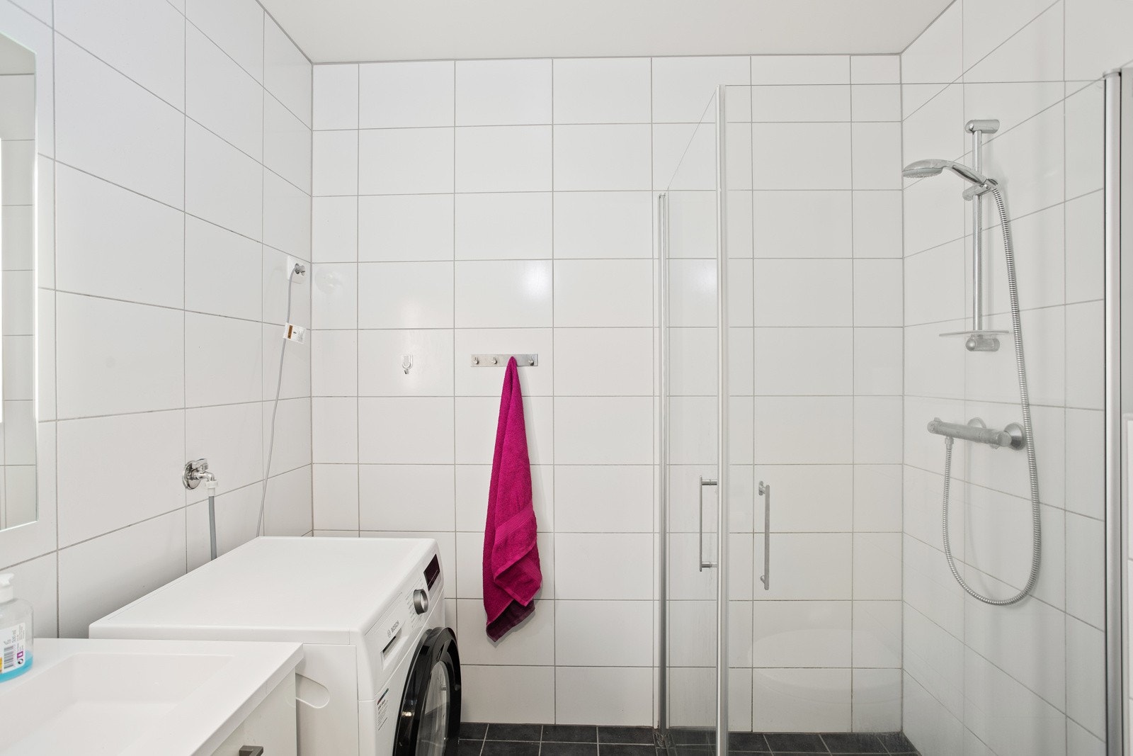 Pent flislagt bad i 1. etasje med opplegg for vaskemaskin Galleribilde