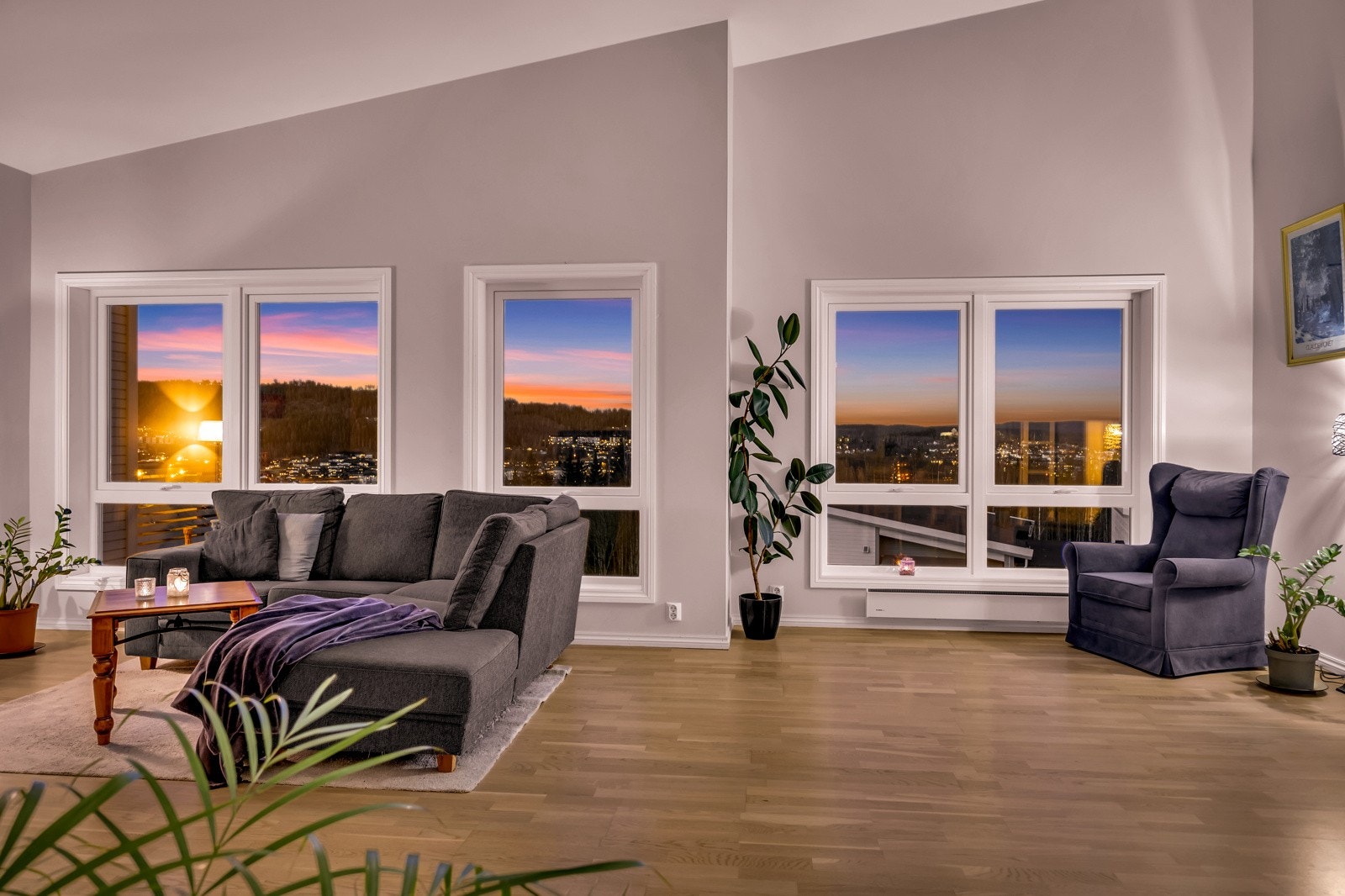 Stuen er romslig og innbydende med gode møbleringsmuligheter. Galleribilde