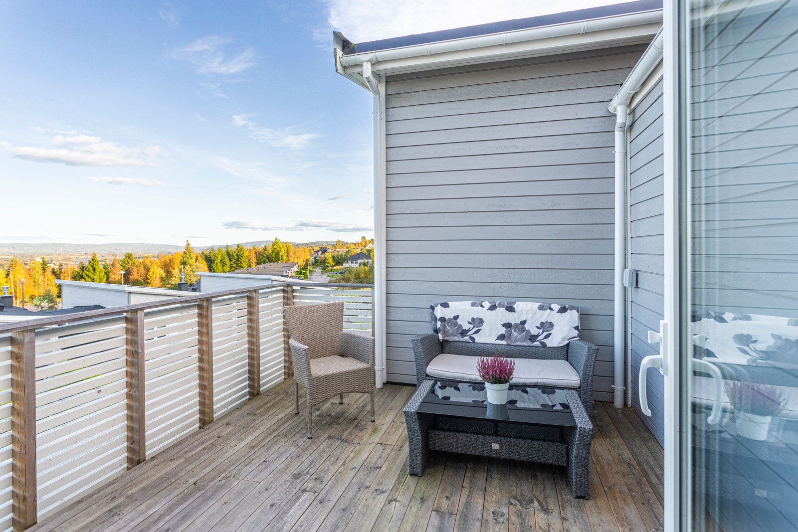 Utgang fra stue til sørvendt balkong på ca. 11 kvm Galleribilde