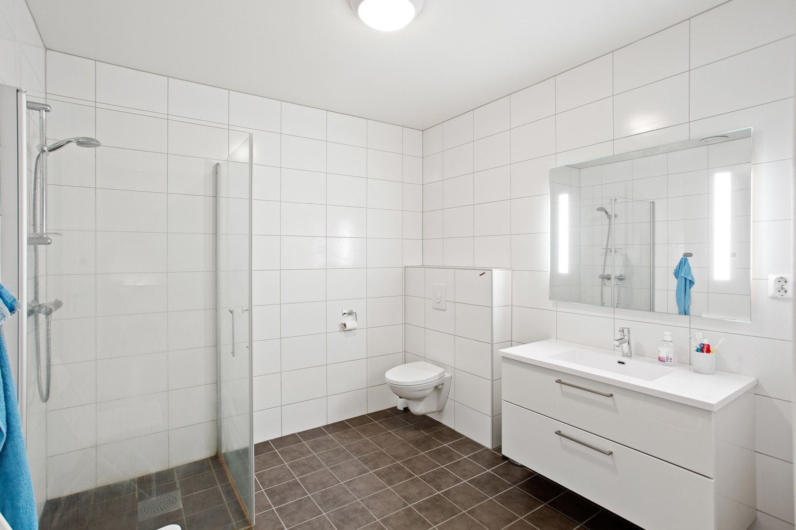 Lekkert flislagt bad i underetasje Galleribilde