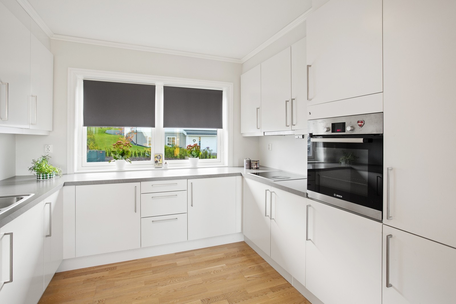 Pent og tidsriktig kjøkken - Kjøkkeninnredning med glatte fronter Galleribilde