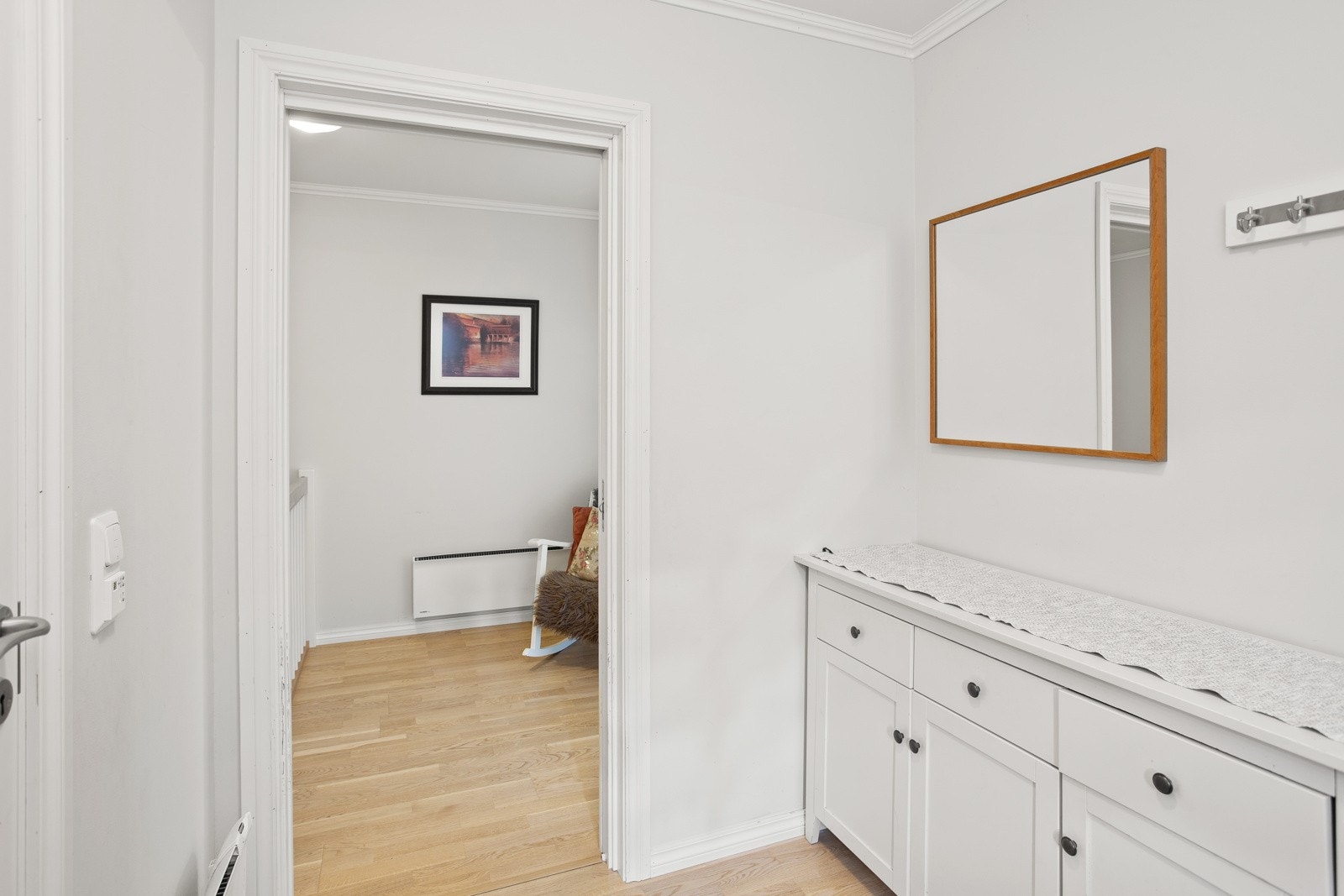 Fin og lys entré, som gir et godt førsteinntrykk av boligen Galleribilde